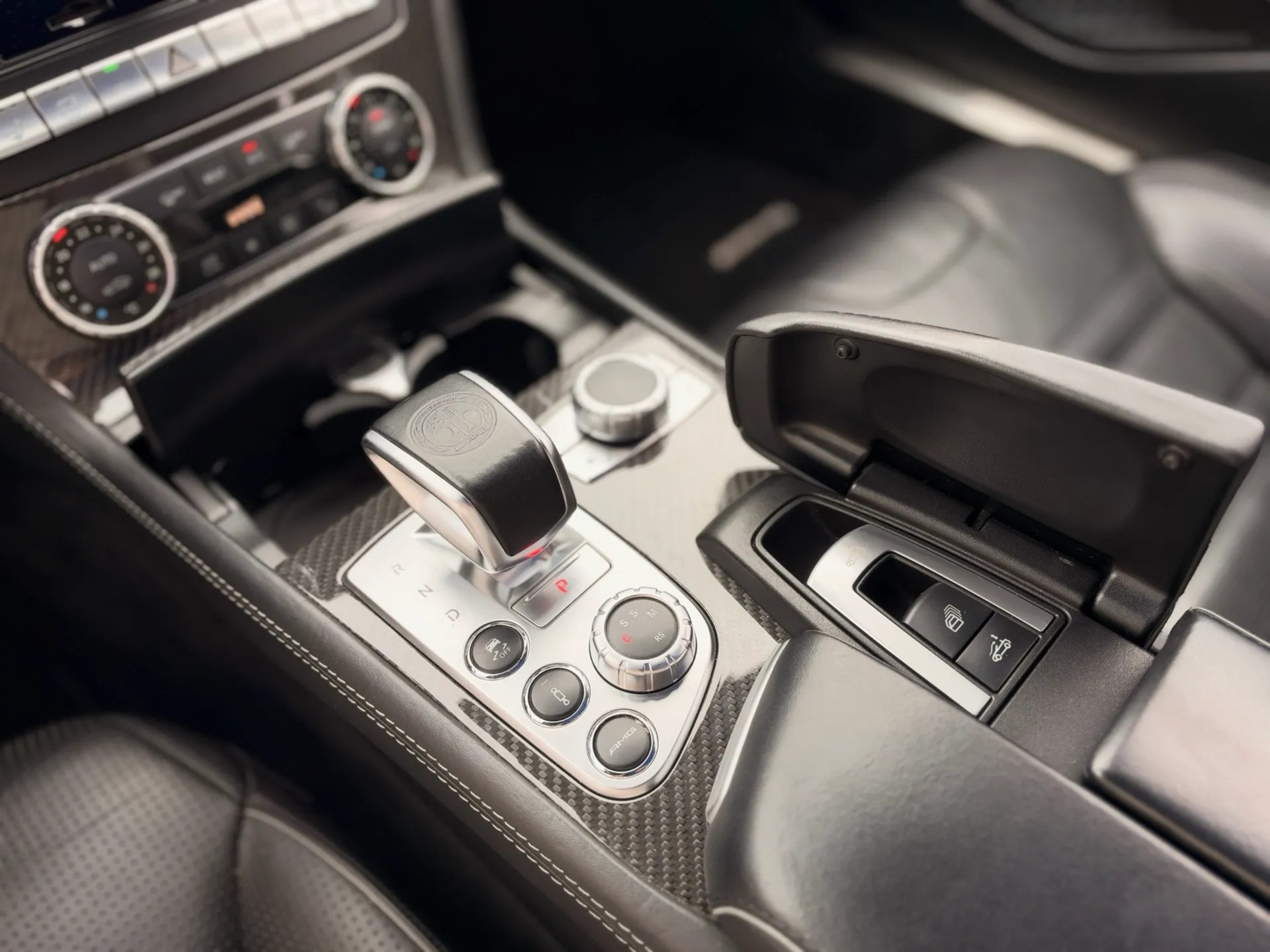 MERCEDES-BENZ SL 63 AMG Speedshift *Massage sitze*Sitzheizung/Belüftung*Harman/Kardon Soundsystem*Keyless go*Panorama*Magic Sky*-image-12