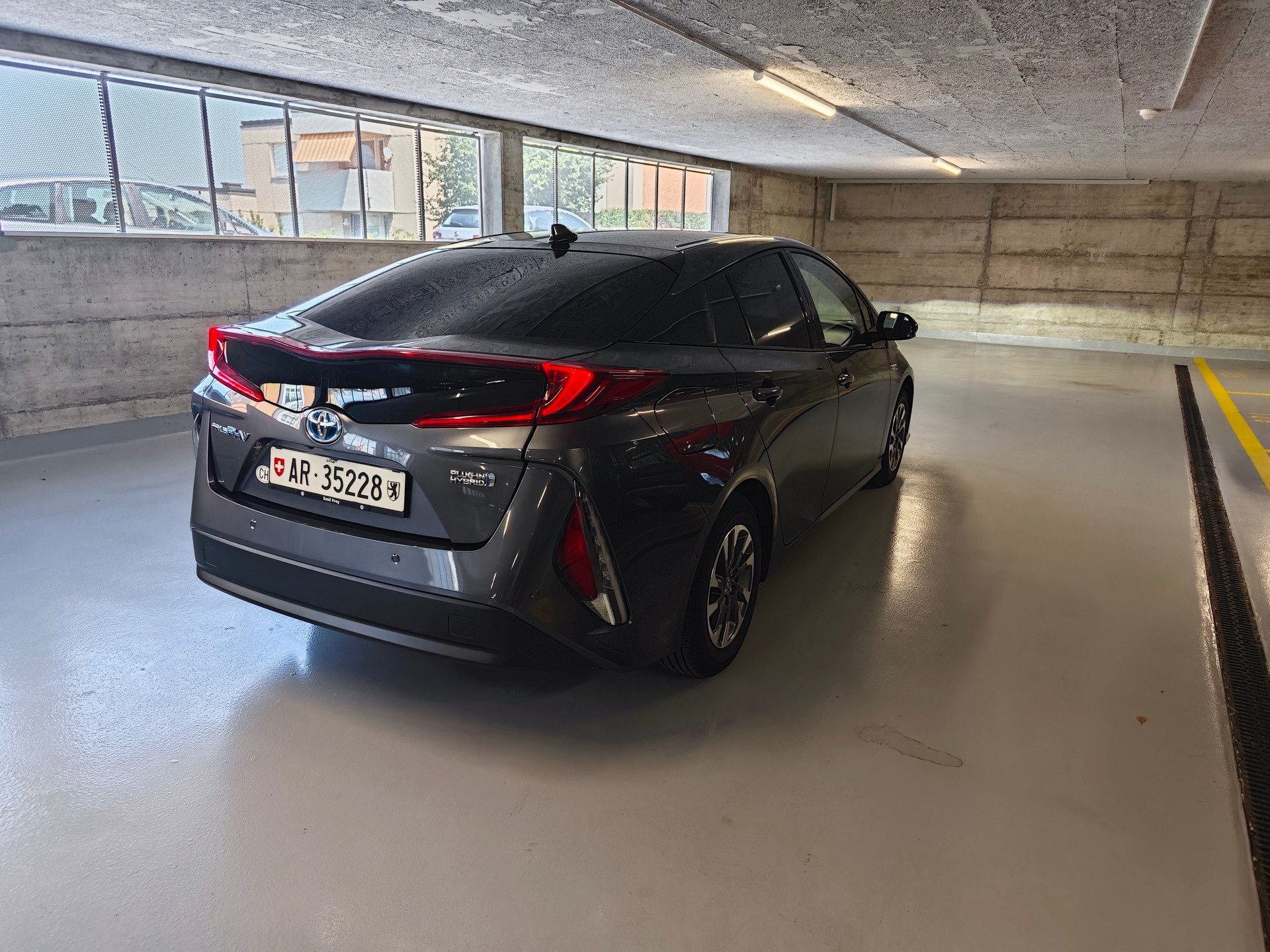 TOYOTA 1.8 VVTi HSD Plug-In Premium-image-1