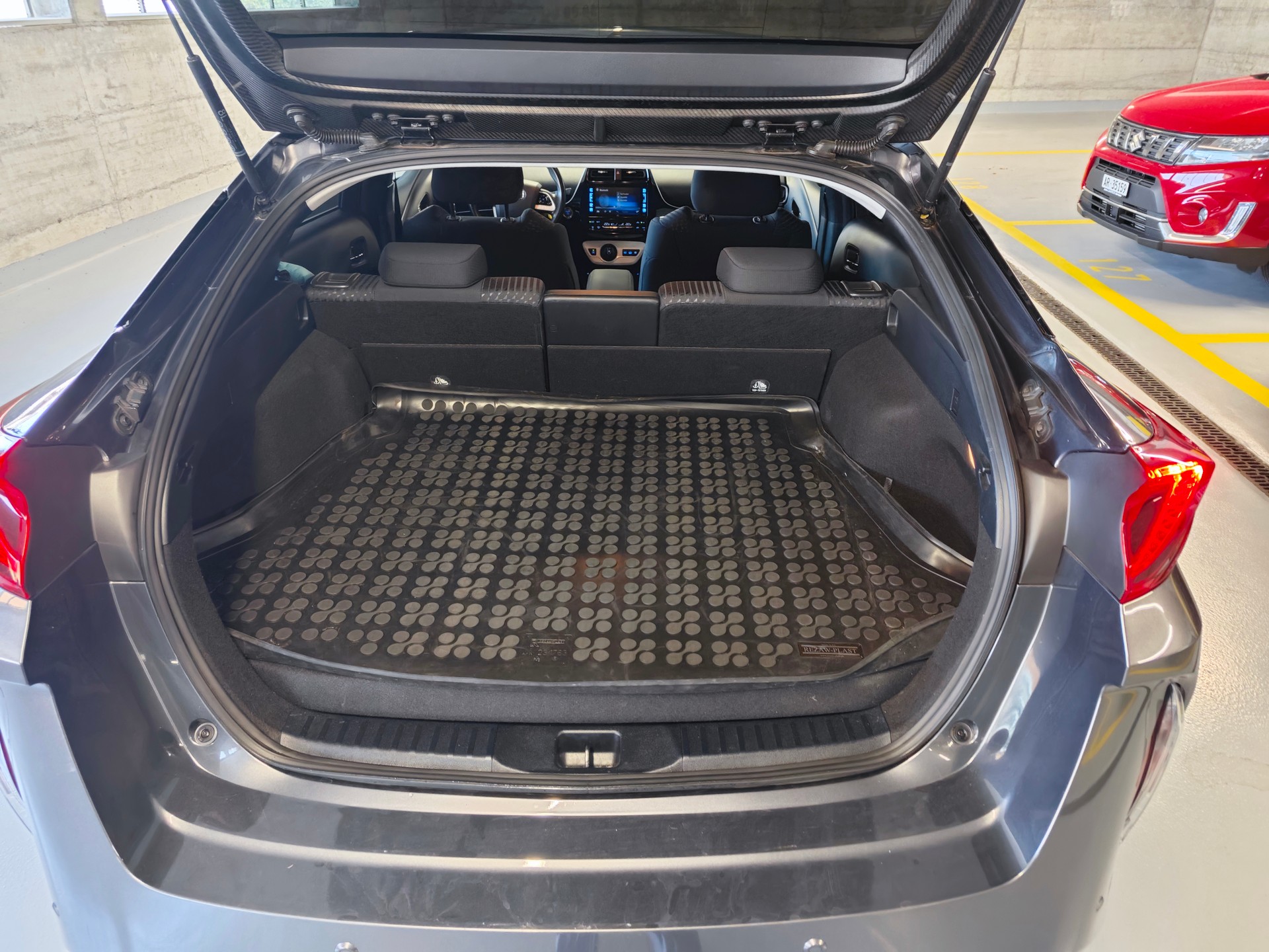 TOYOTA 1.8 VVTi HSD Plug-In Premium-image-4