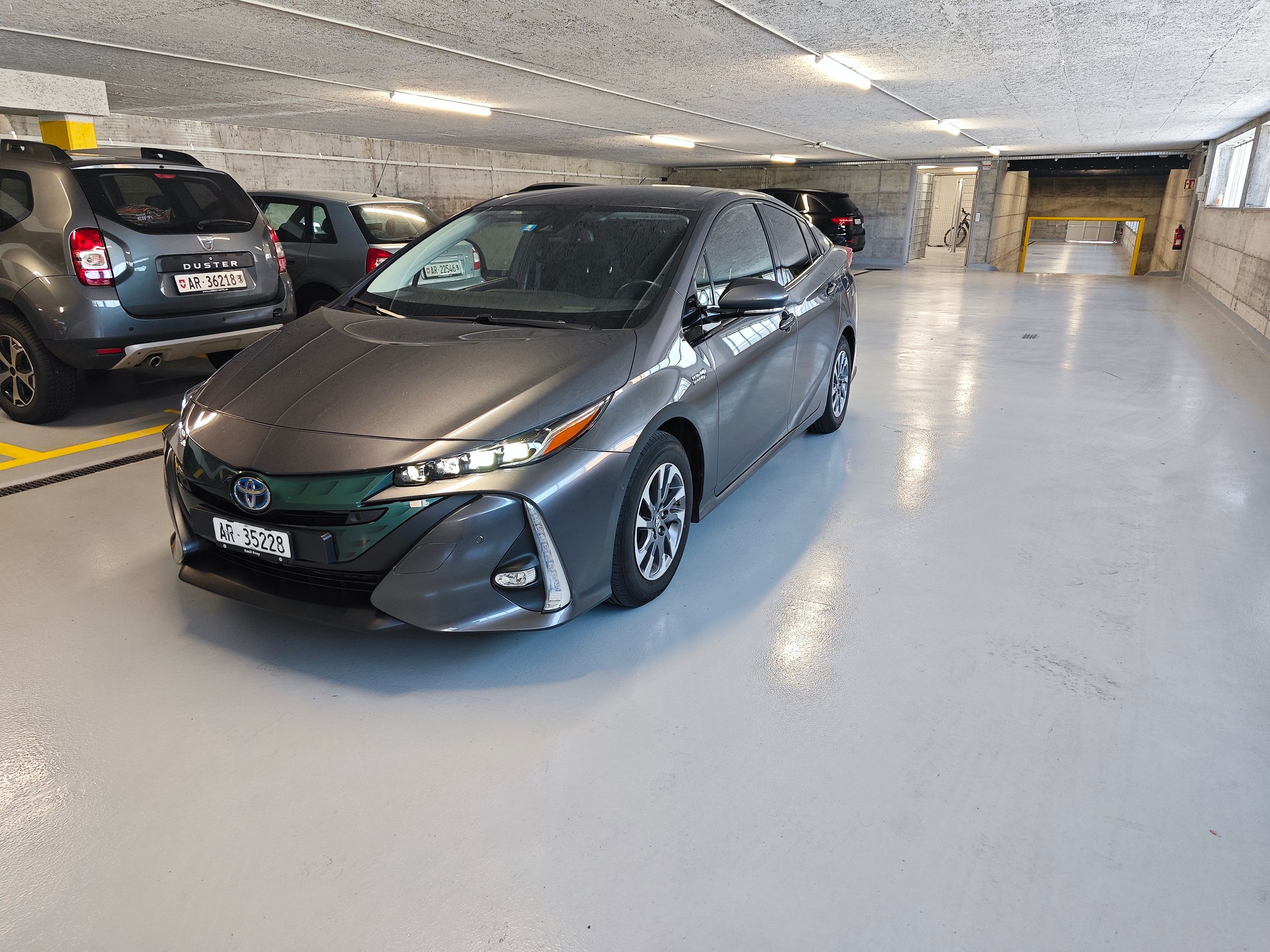TOYOTA 1.8 VVTi HSD Plug-In Premium-image-0