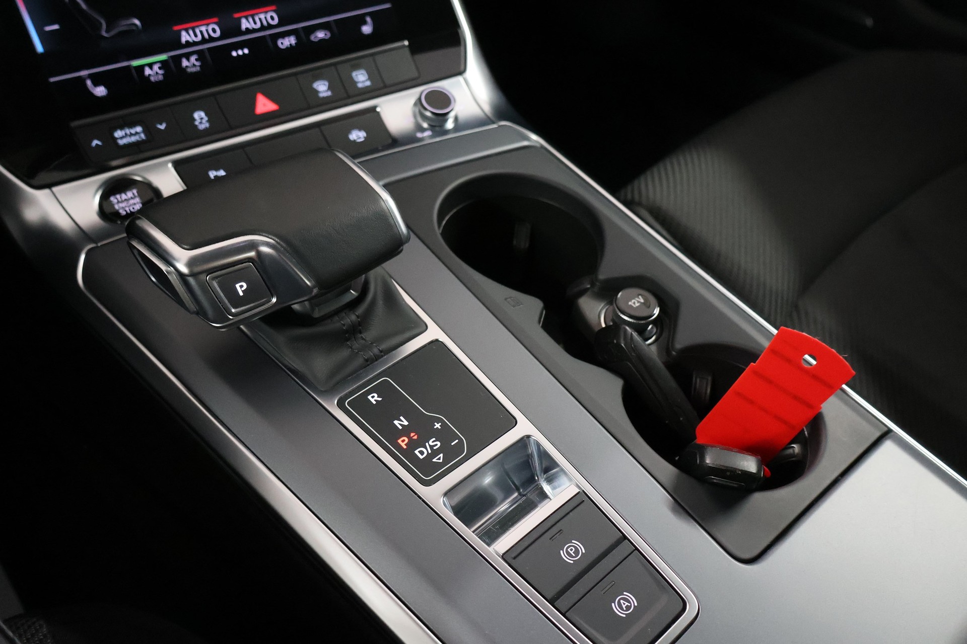 AUDI A6 Avant 40 TDI Sport Attraction quattro S-tronic-image-25