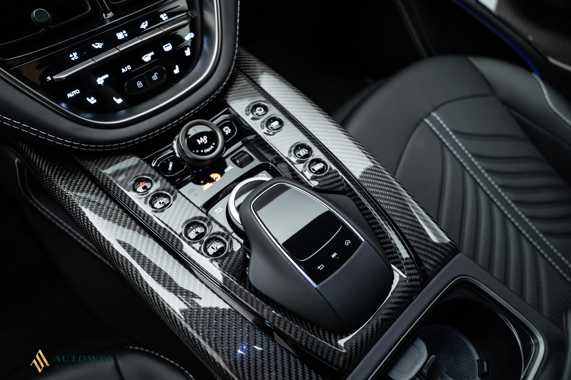 ASTON MARTIN DBX 707-image-11