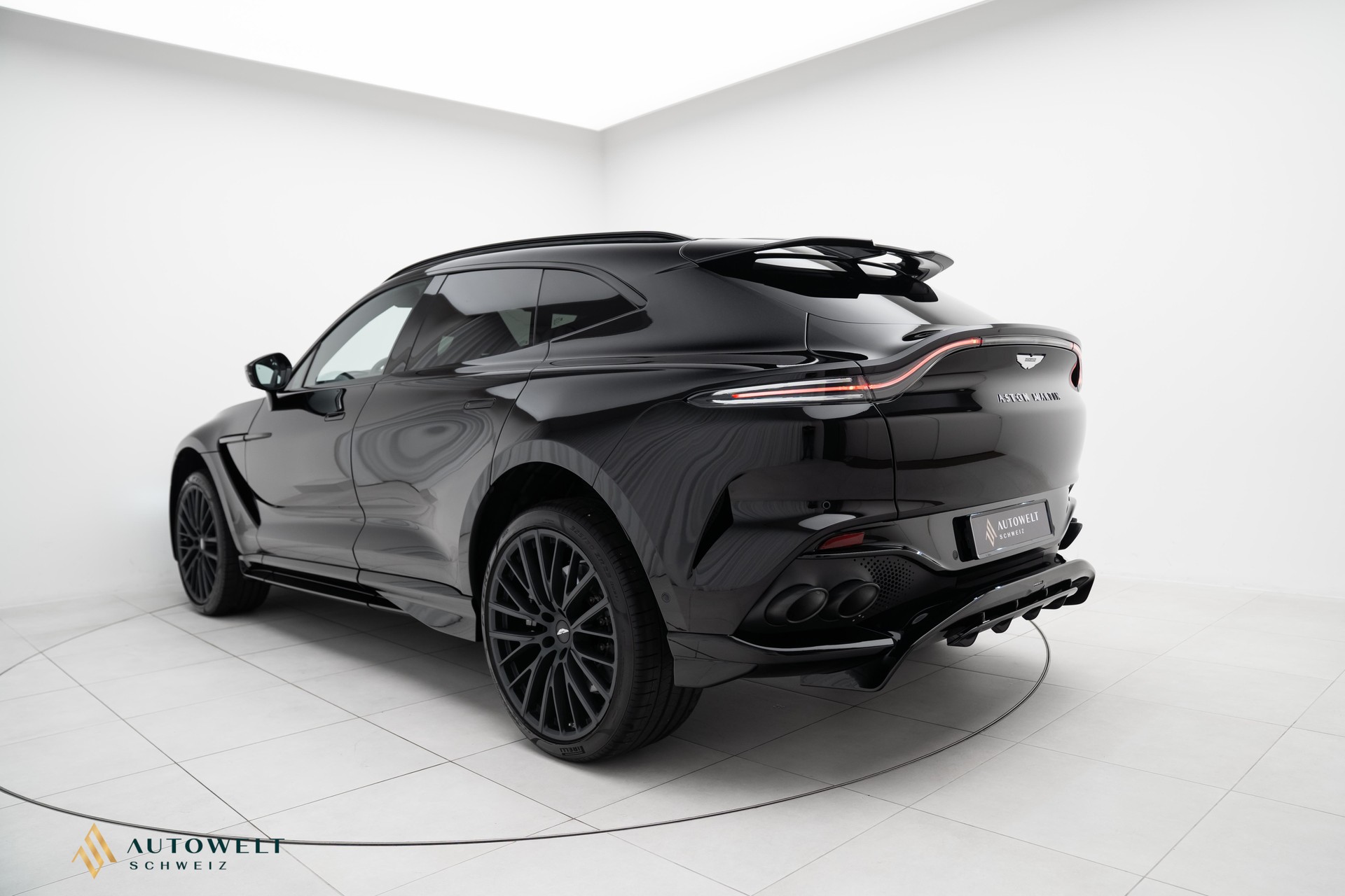 ASTON MARTIN DBX 707-showroom-element-2