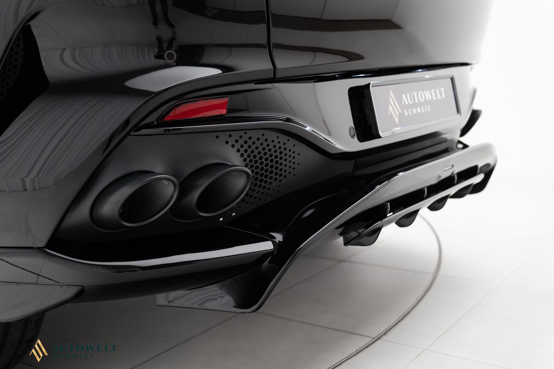 ASTON MARTIN DBX 707-image-7