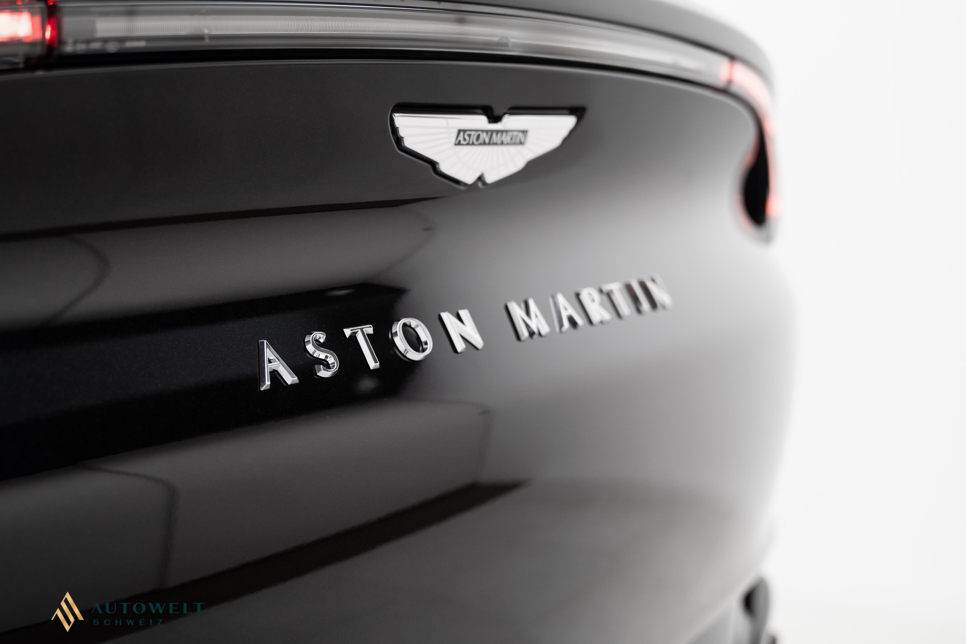 ASTON MARTIN DBX 707-image-8