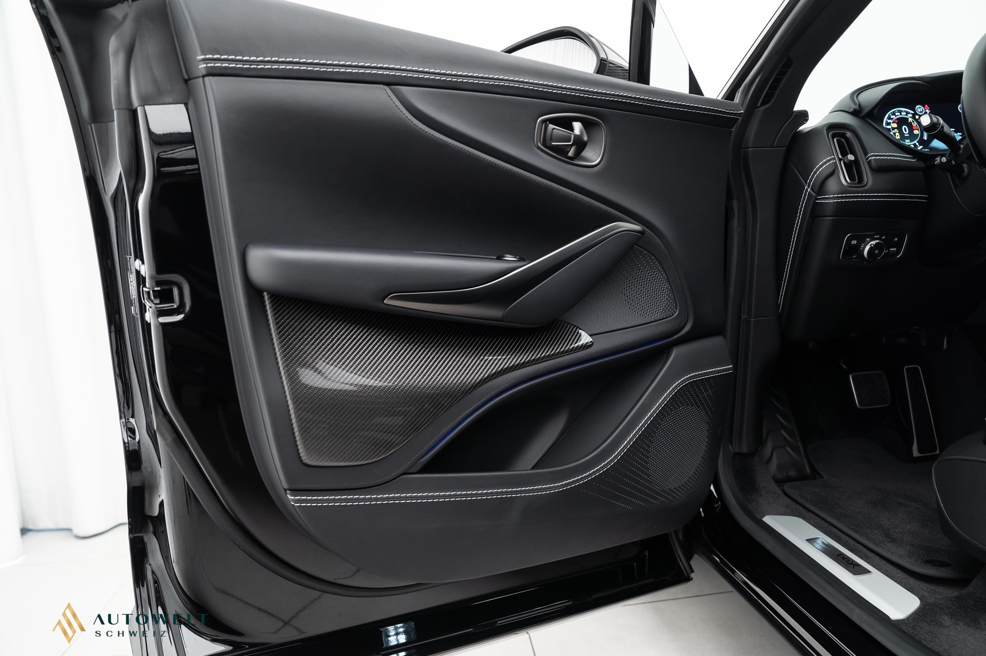 ASTON MARTIN DBX 707-image-12