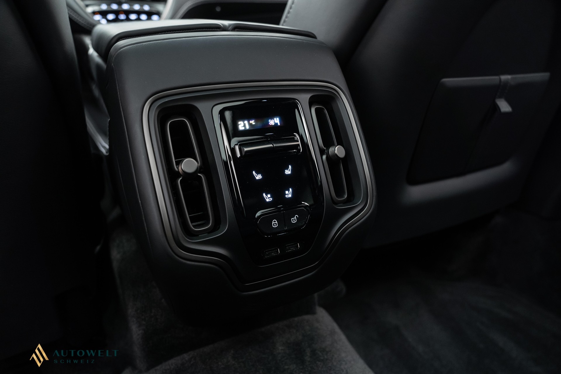 ASTON MARTIN DBX 707-image-21