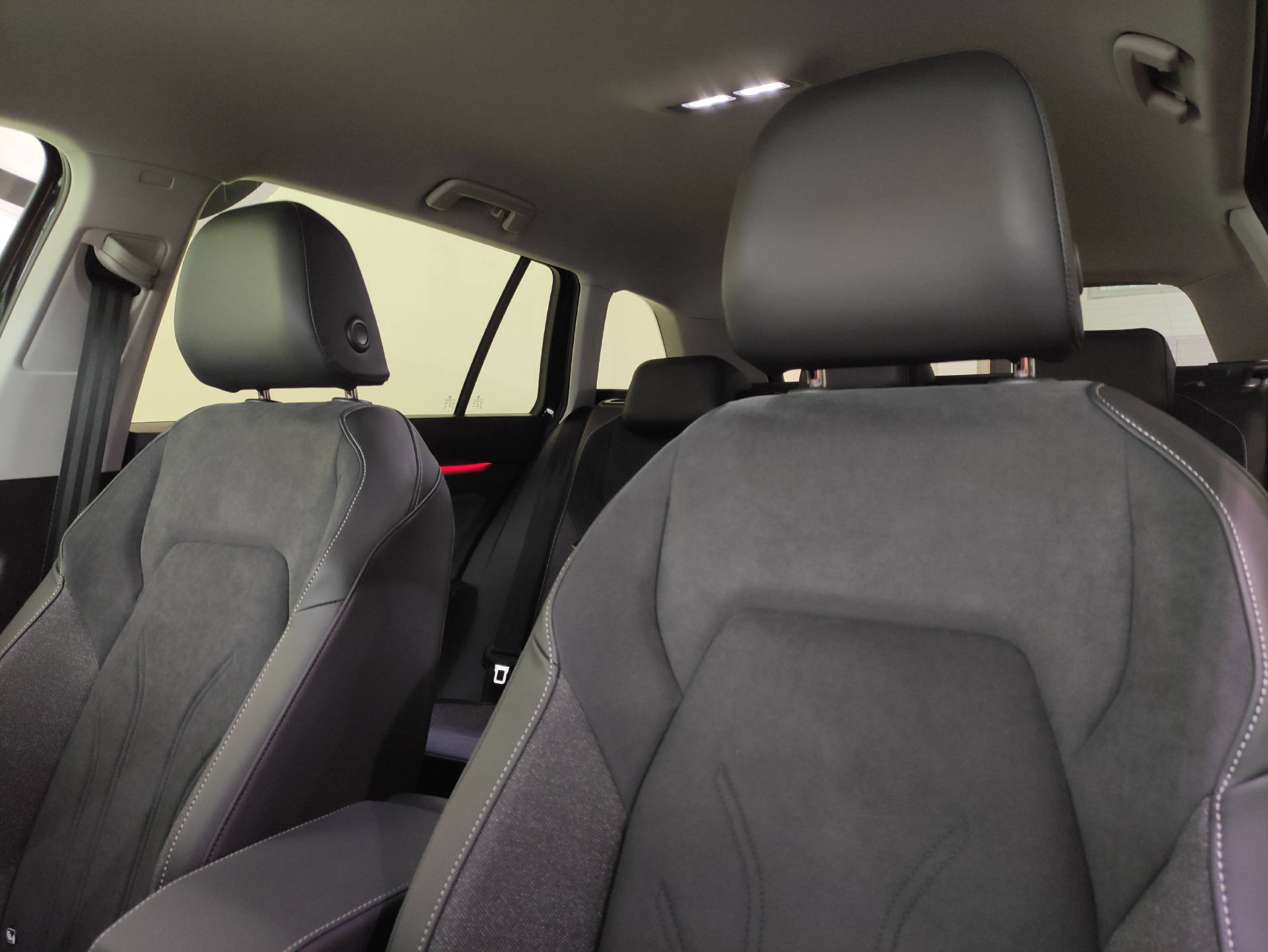 VW Golf VIII Variant 1.5 eTSI Style DSG "Facelift"-image-4