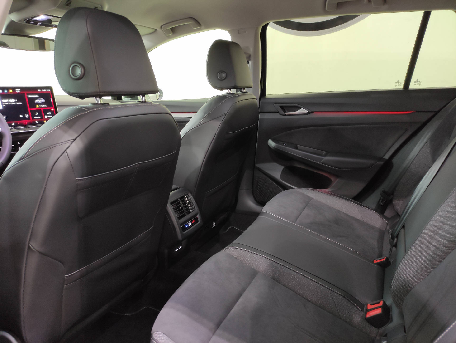 VW Golf VIII Variant 1.5 eTSI Style DSG "Facelift"-image-11