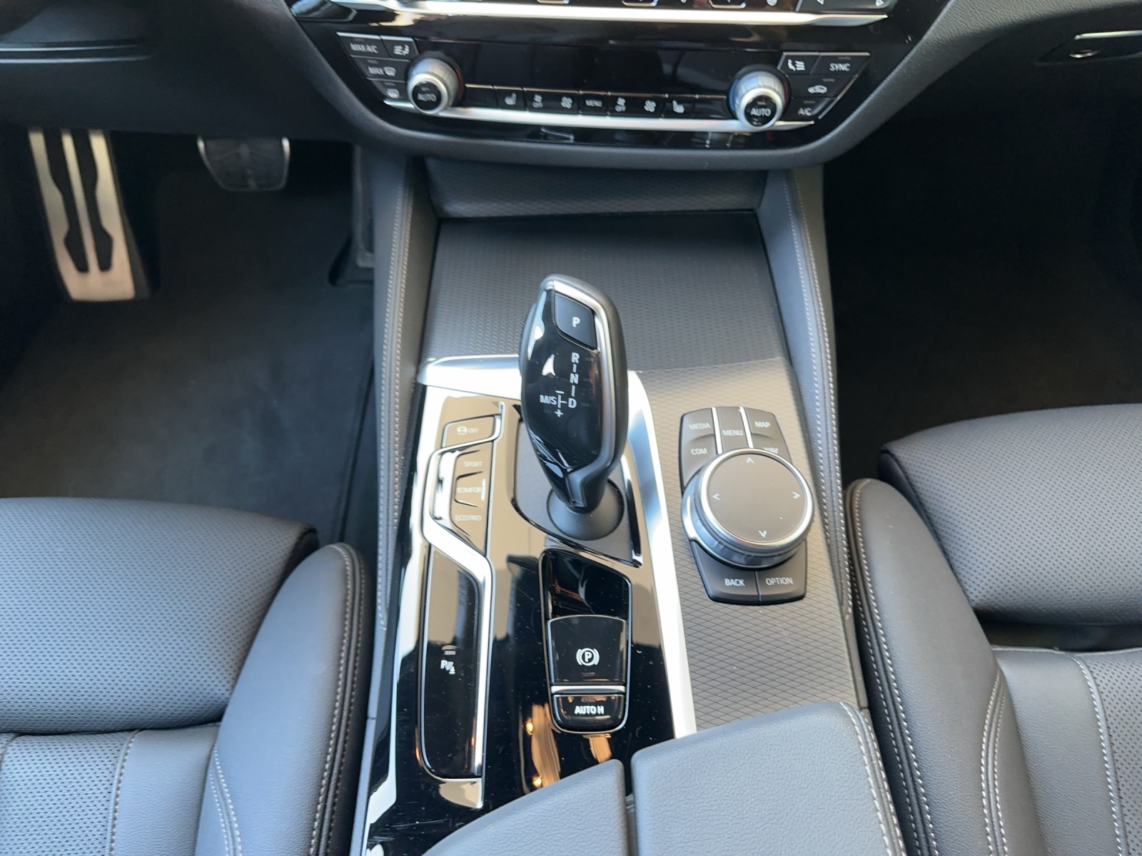 BMW 520d xDrive Touring-image-13