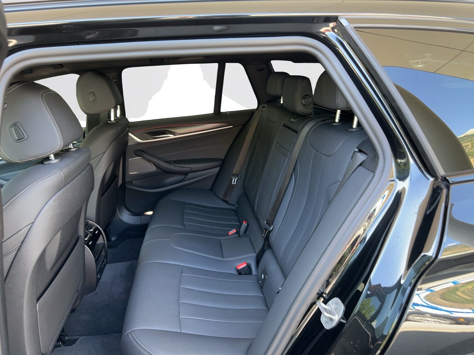 BMW 520d xDrive Touring-image-15