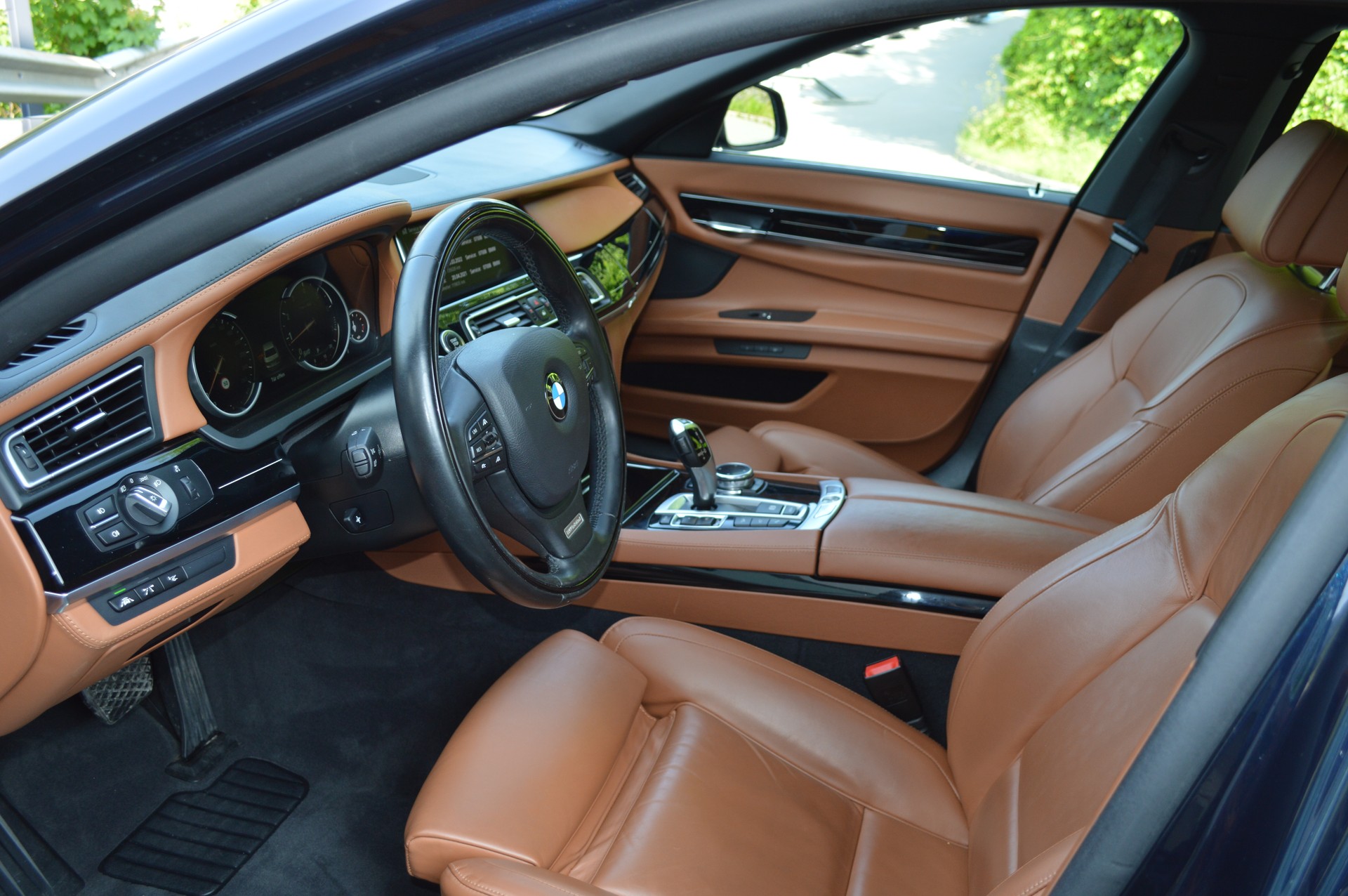 BMW 750i xDrive-image-6