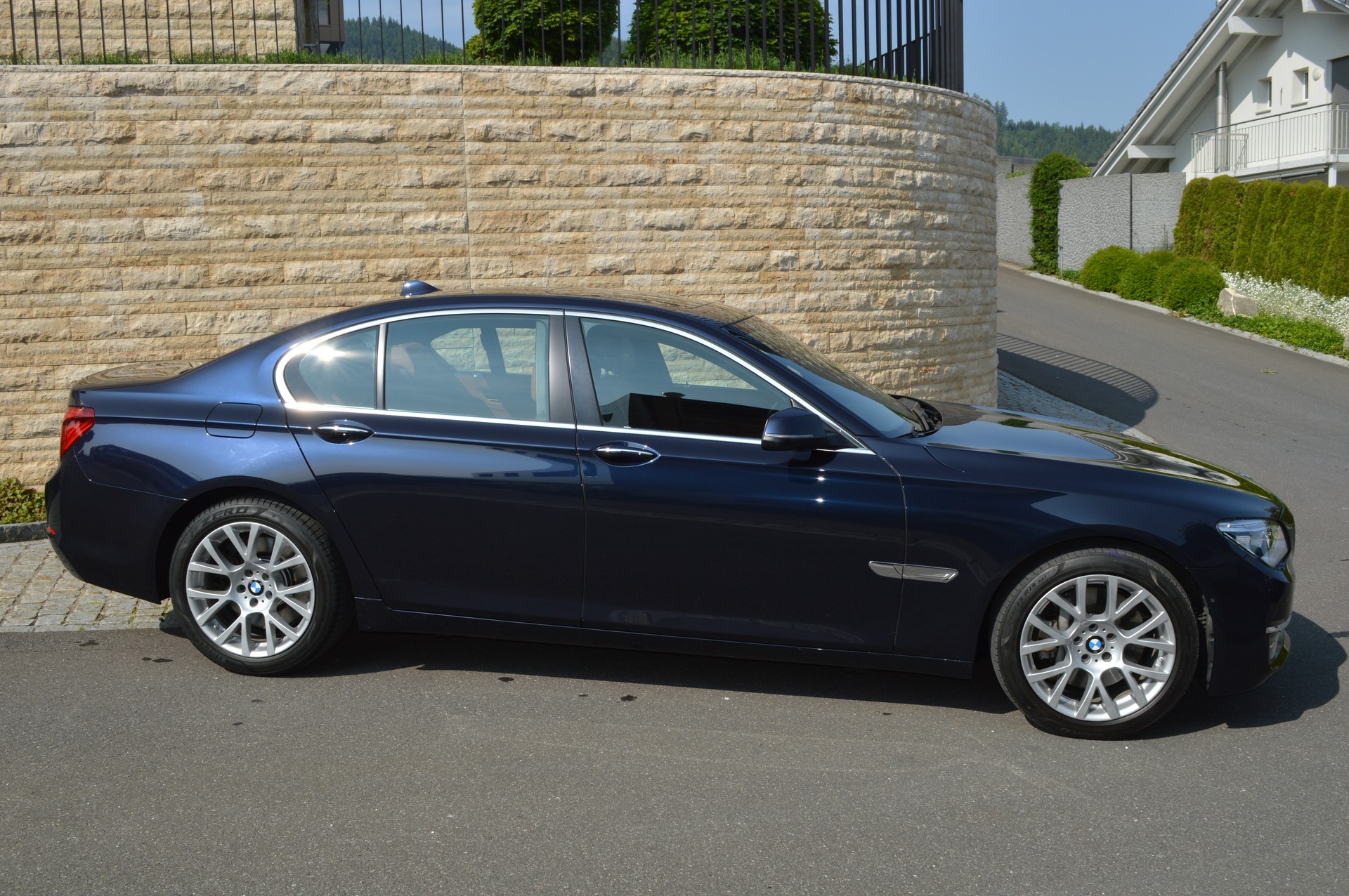 BMW 750i xDrive-image-3