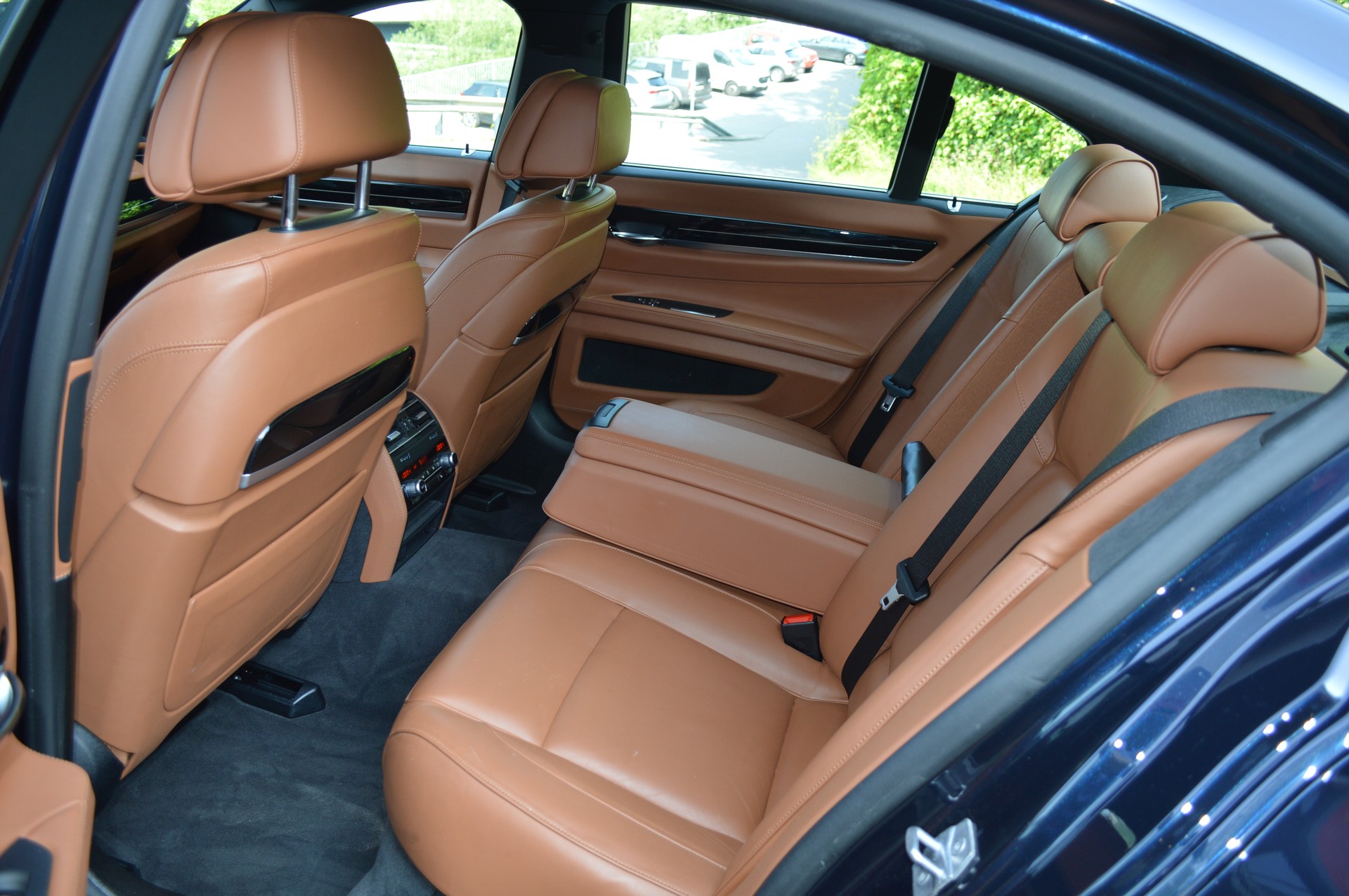 BMW 750i xDrive-image-8