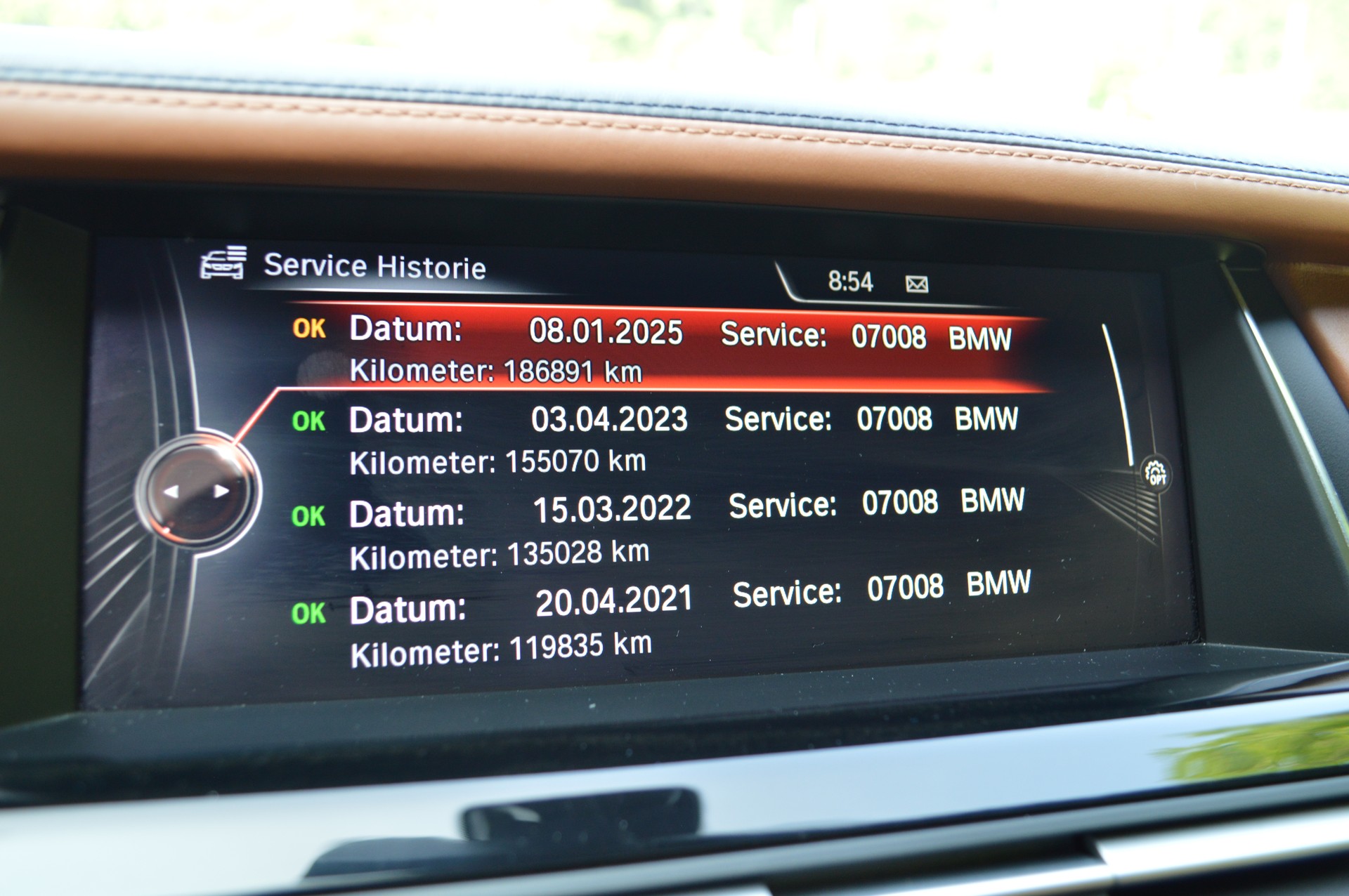 BMW 750i xDrive-image-11