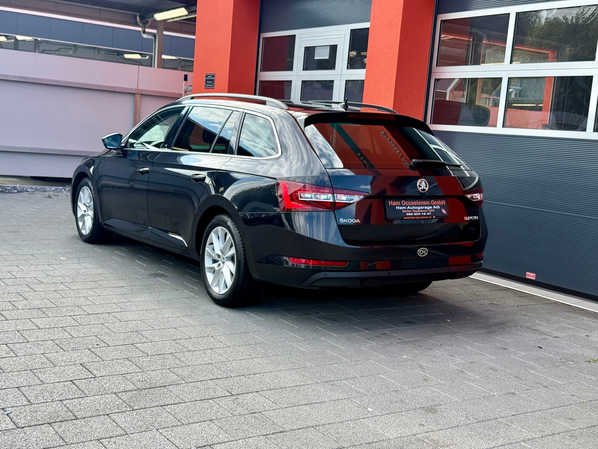 SKODA Superb Combi 2.0 TDi Ambition-image-2