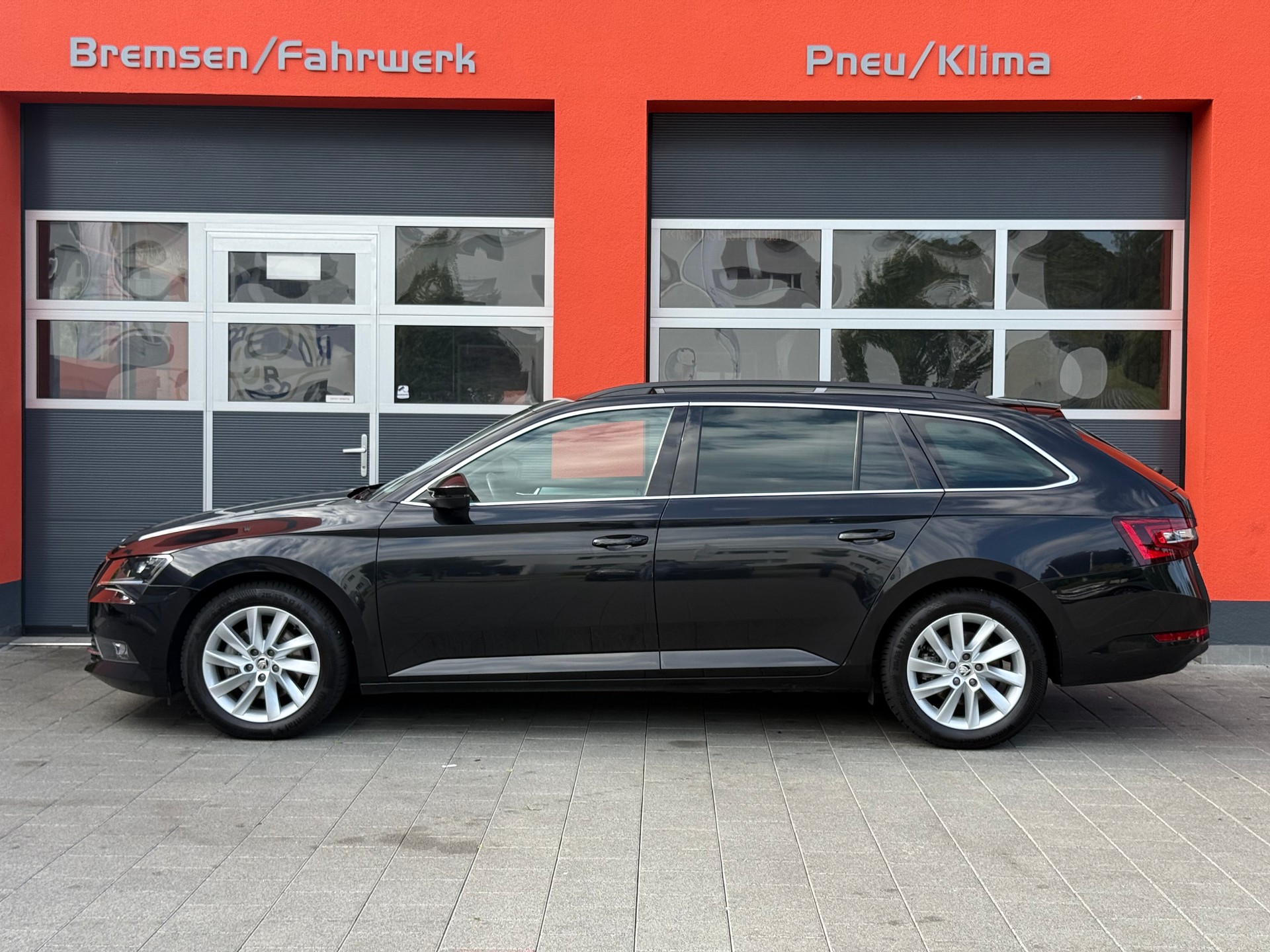 SKODA Superb Combi 2.0 TDi Ambition-image-1