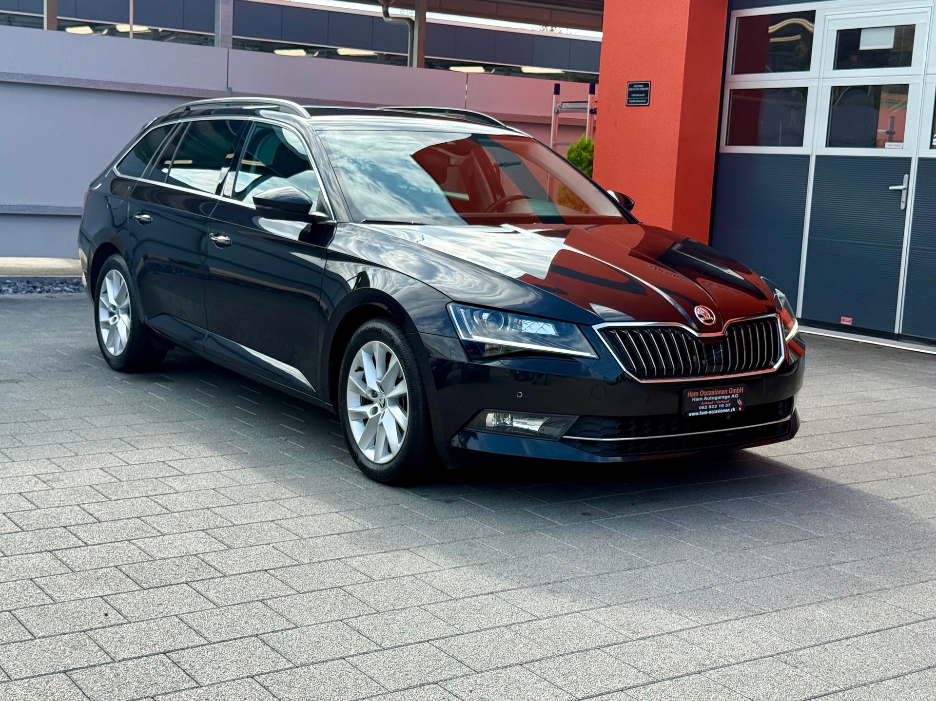 SKODA Superb Combi 2.0 TDi Ambition-image-4