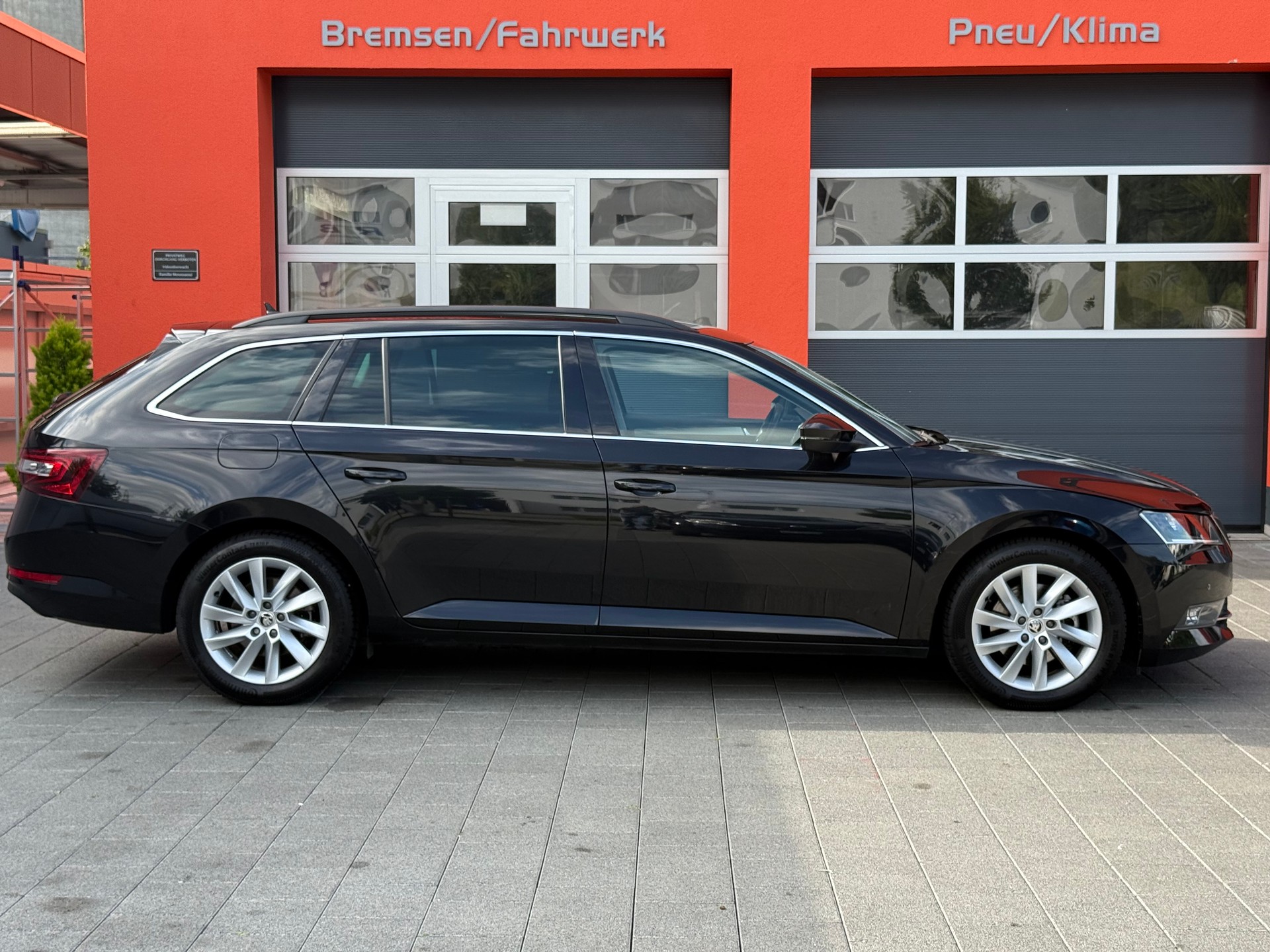SKODA Superb Combi 2.0 TDi Ambition-image-3