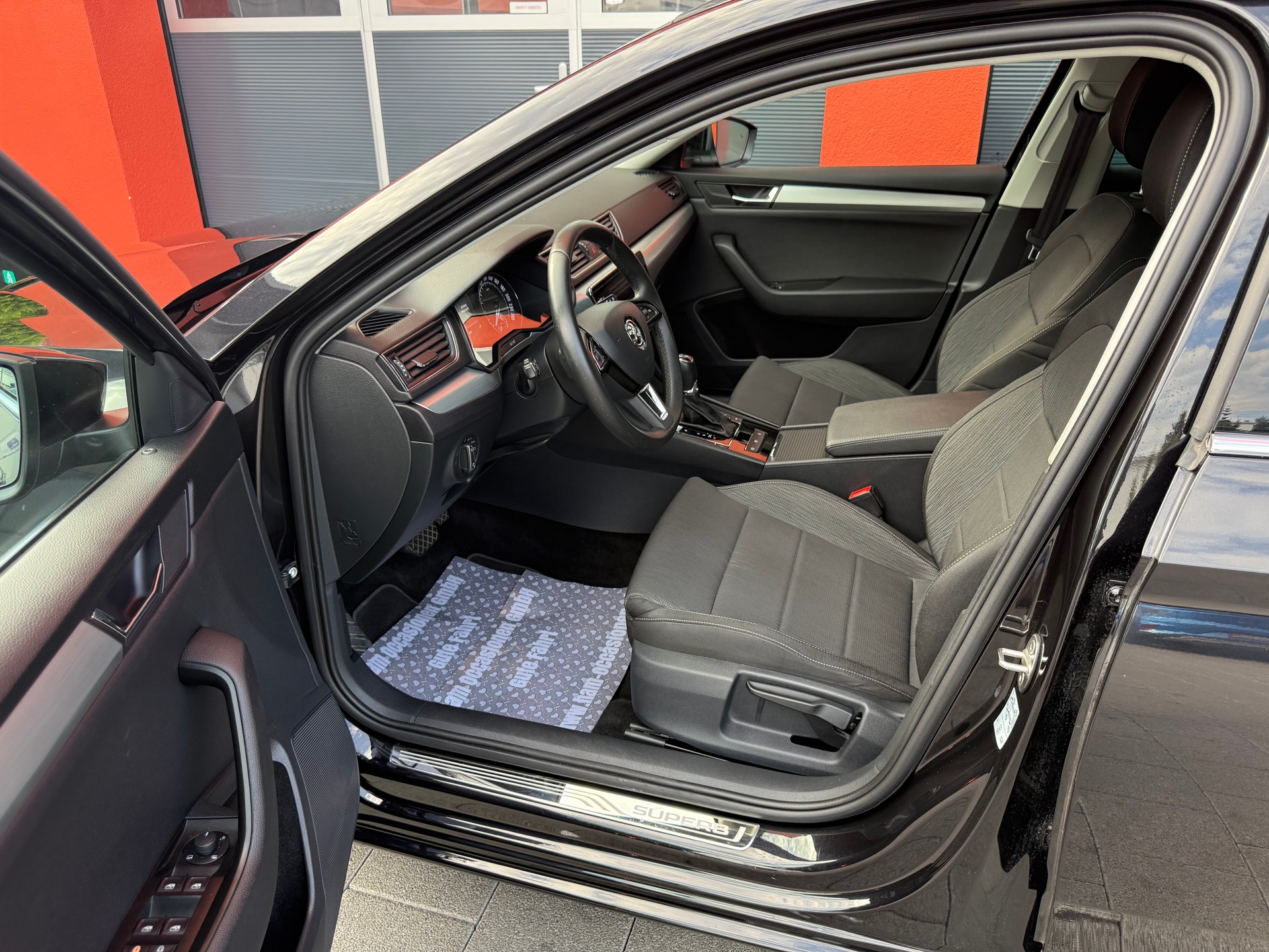 SKODA Superb Combi 2.0 TDi Ambition-image-10