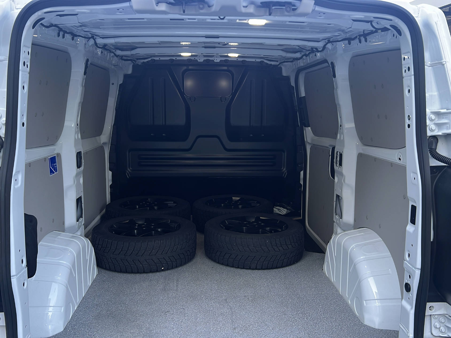 FORD Transit Custom Van 320 L1 2.0 EcoBlue 170 Trend-image-14