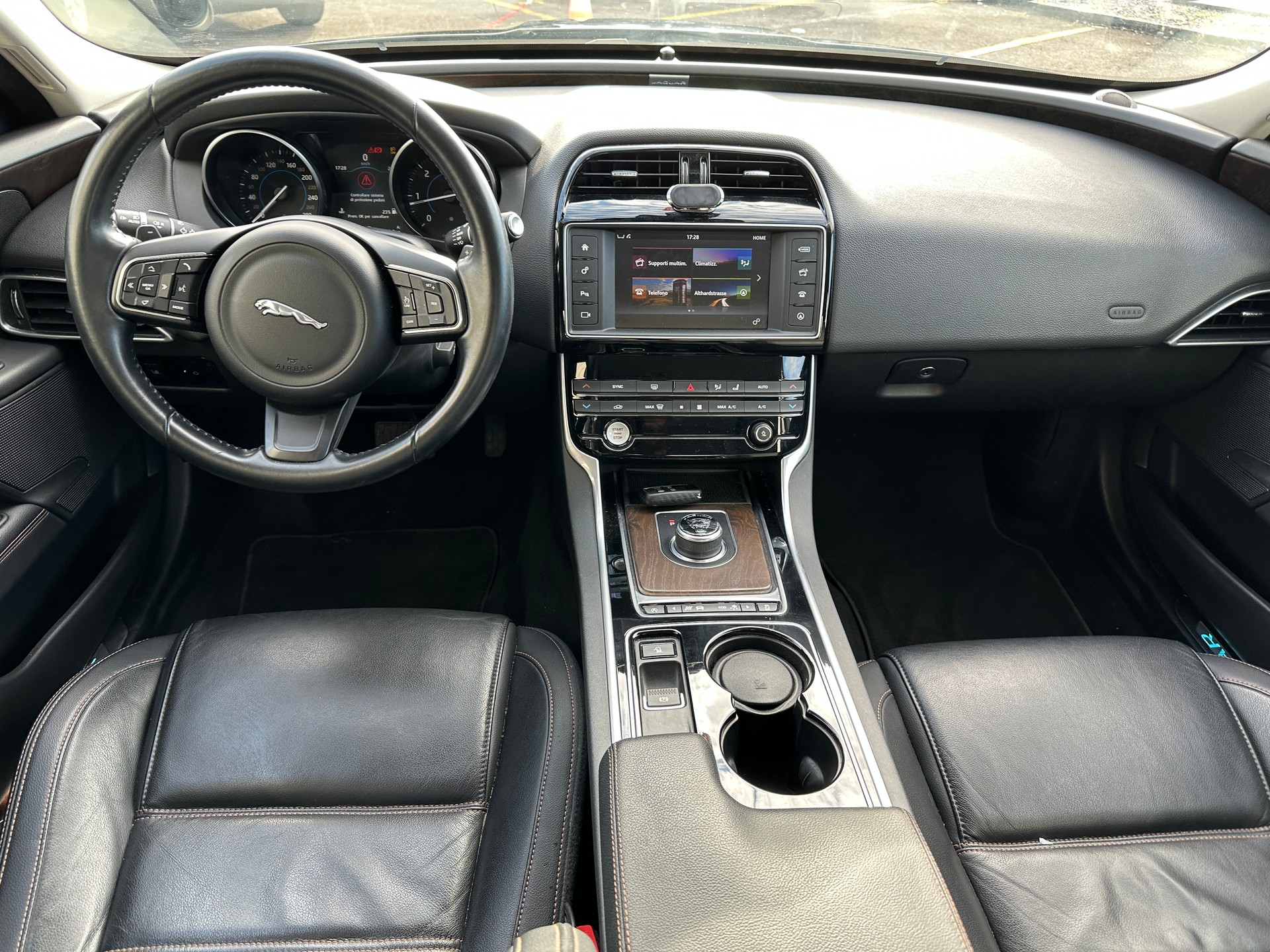 JAGUAR XE 20d Pure Automat-image-8