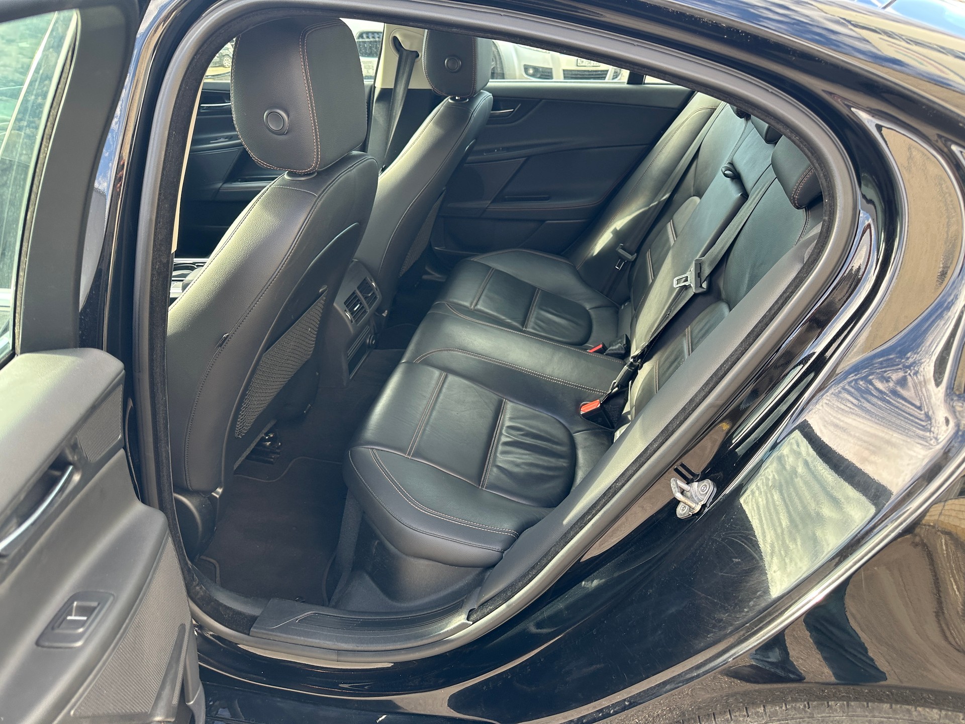JAGUAR XE 20d Pure Automat-image-7