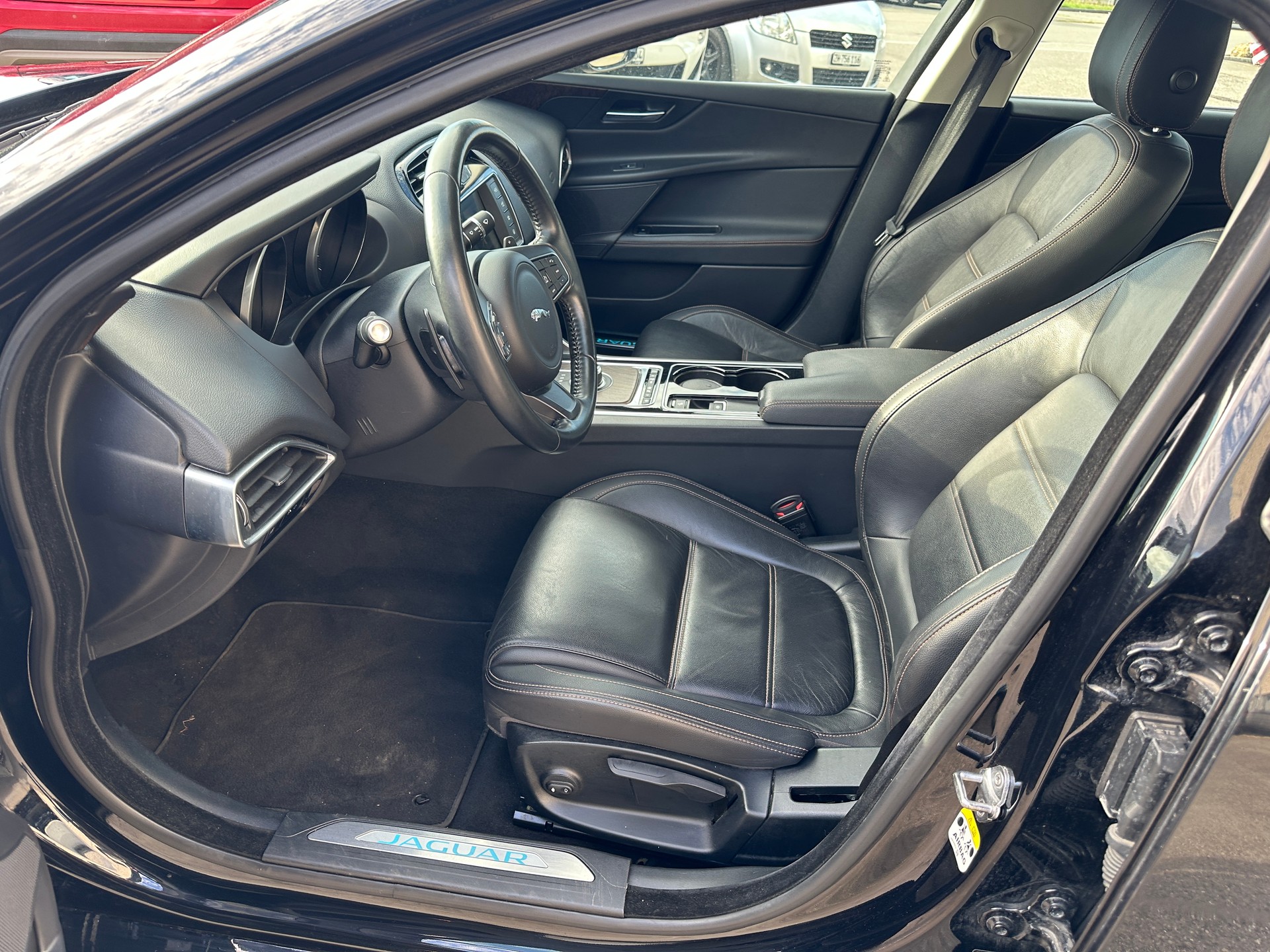 JAGUAR XE 20d Pure Automat-image-9