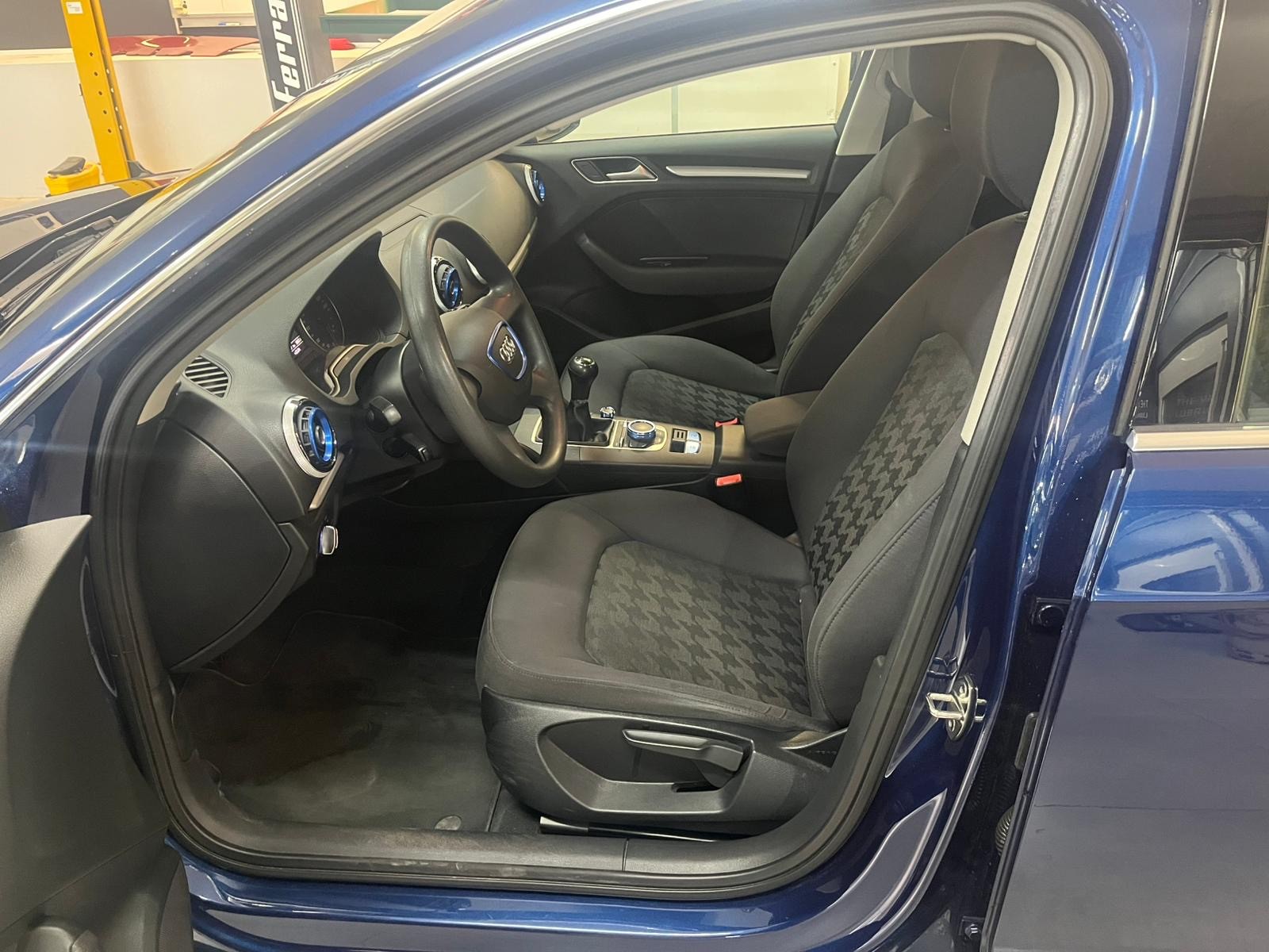 AUDI A3 Sportback 1.4 TFSI Ambition-image-8