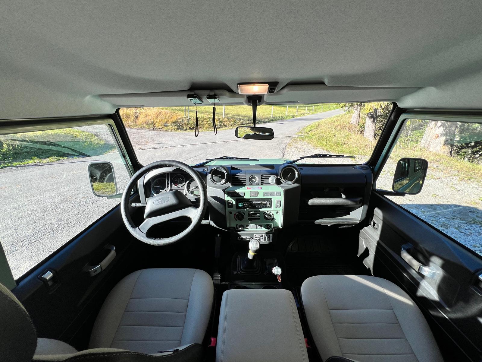 LAND ROVER Defender 90 2.2 TD4 Station Wagon Heritage-image-2