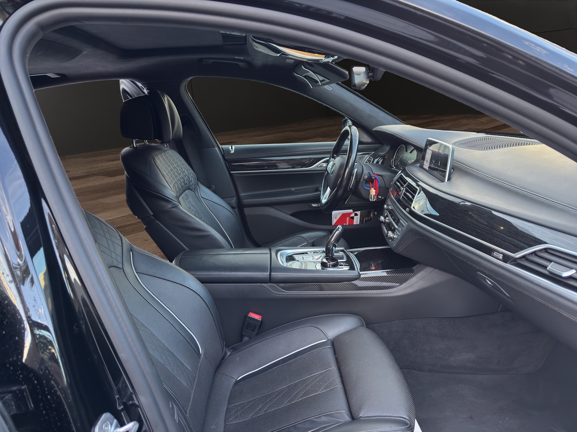 BMW 750i xDrive Steptronic-image-12