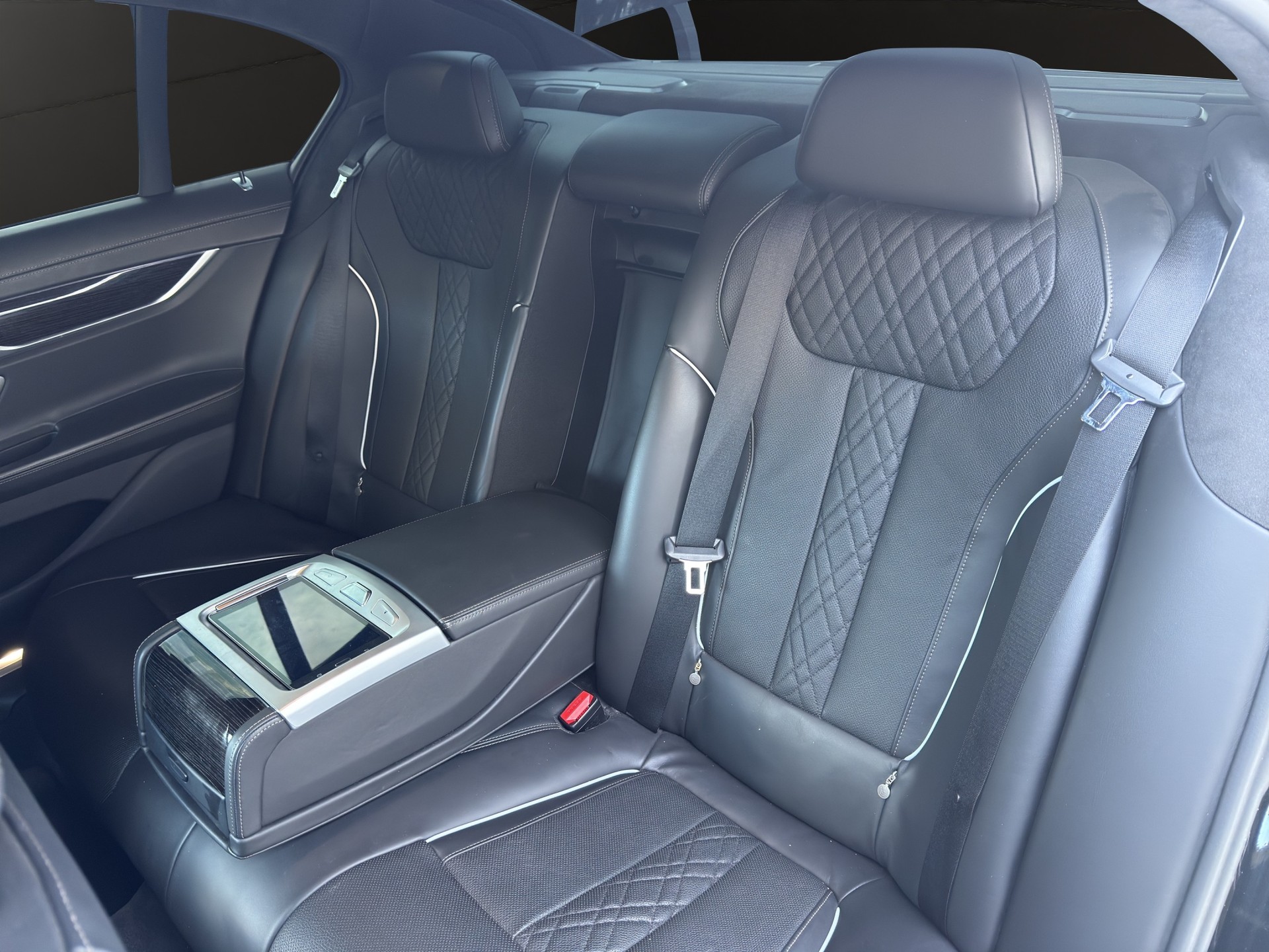 BMW 750i xDrive Steptronic-image-10