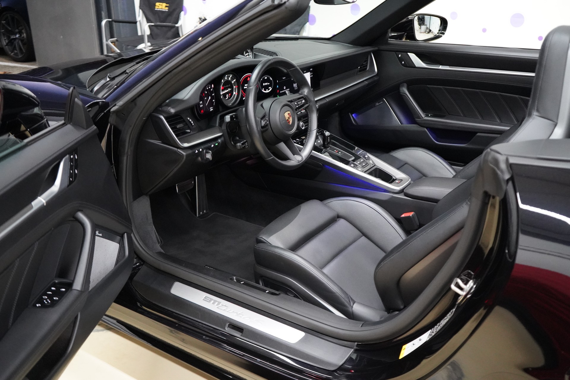PORSCHE 911 Turbo S Cabriolet PDK-image-15