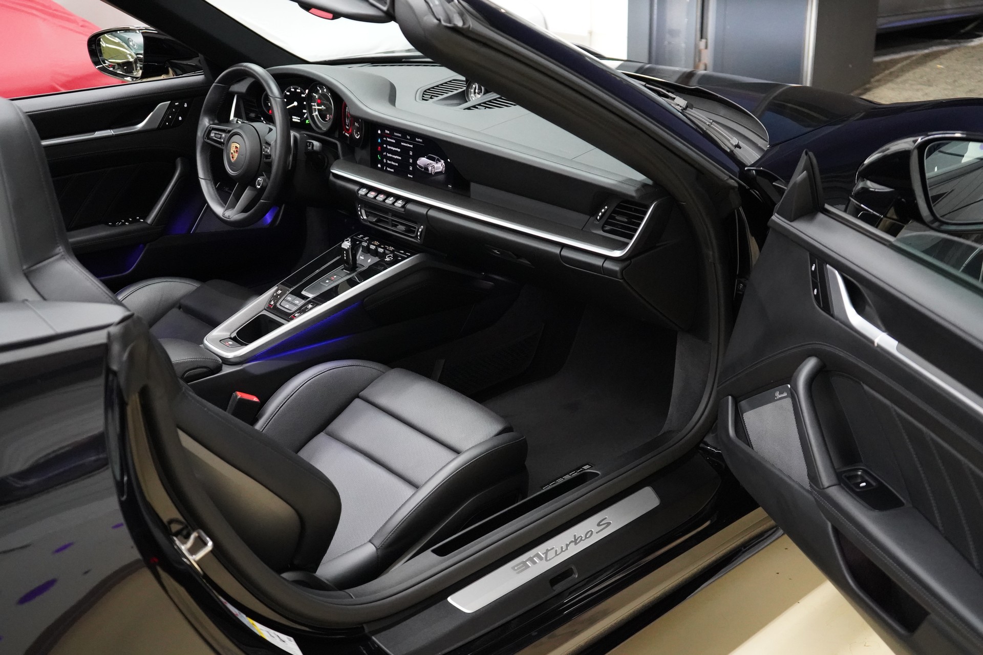 PORSCHE 911 Turbo S Cabriolet PDK-image-25