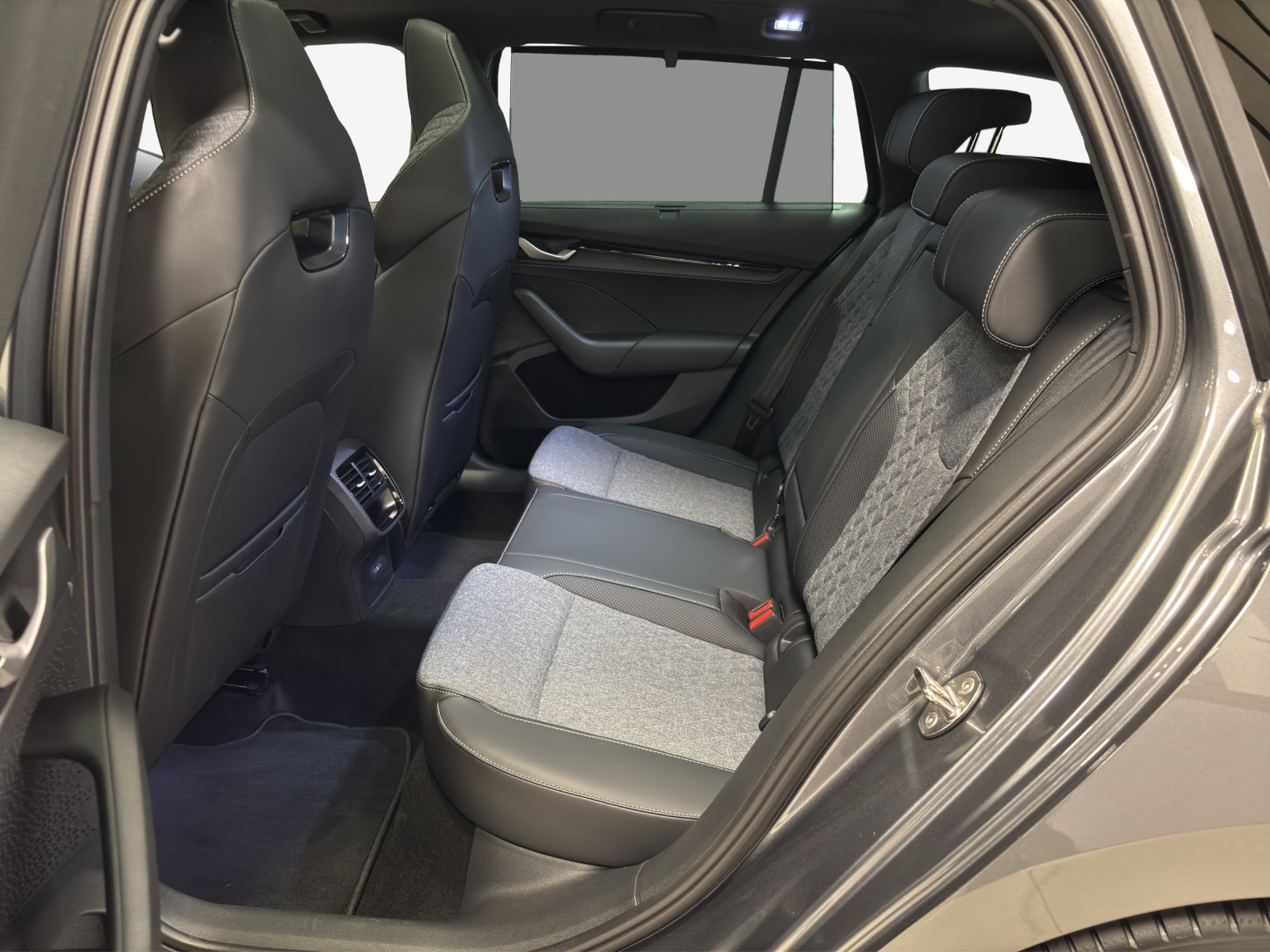 SKODA Octavia Combi 2.0 TSI DSG Dynamic 4x4-image-9