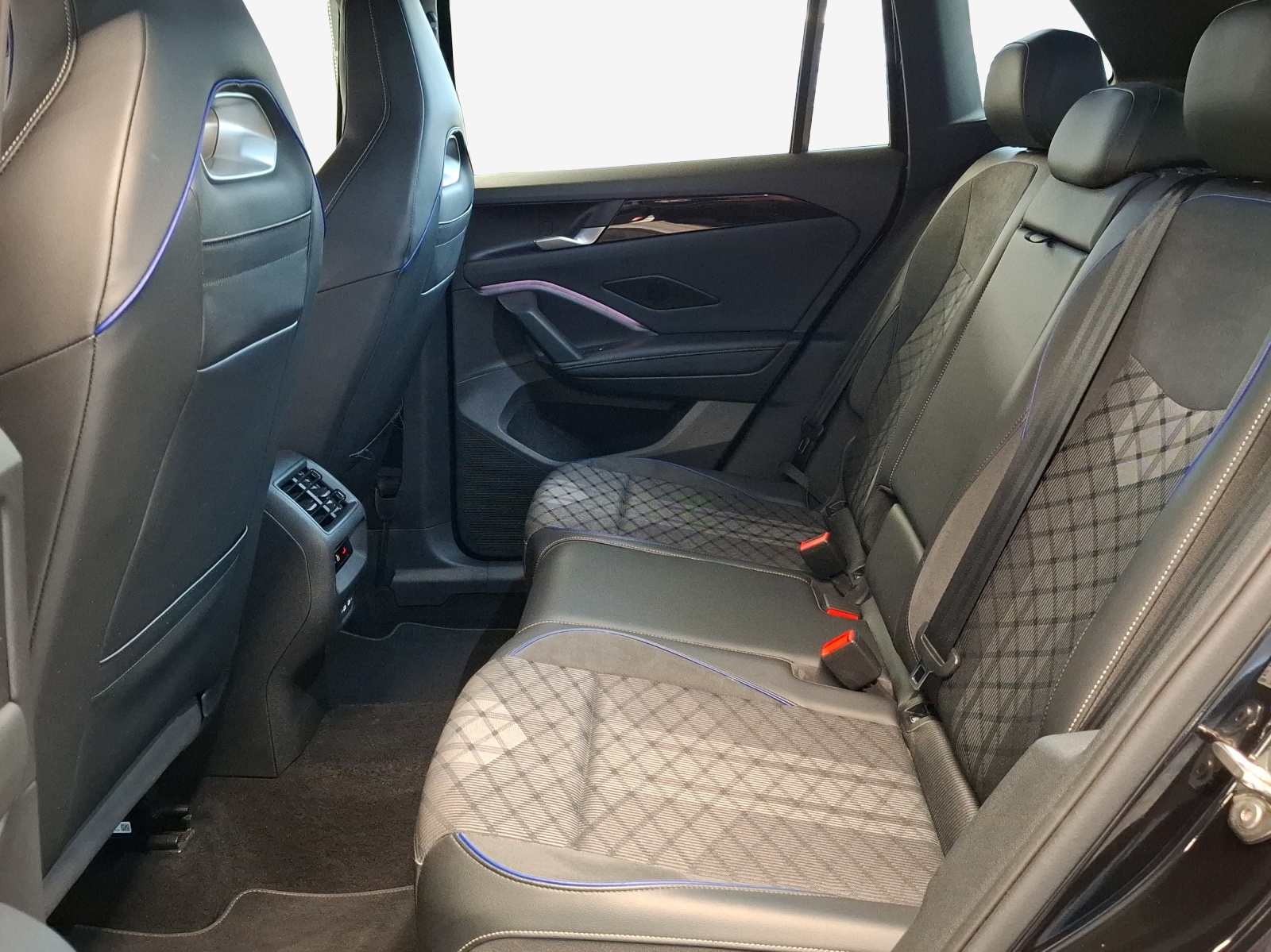 VW Tiguan 2.0 TDI SCR R-Line 4Motion DSG-image-11