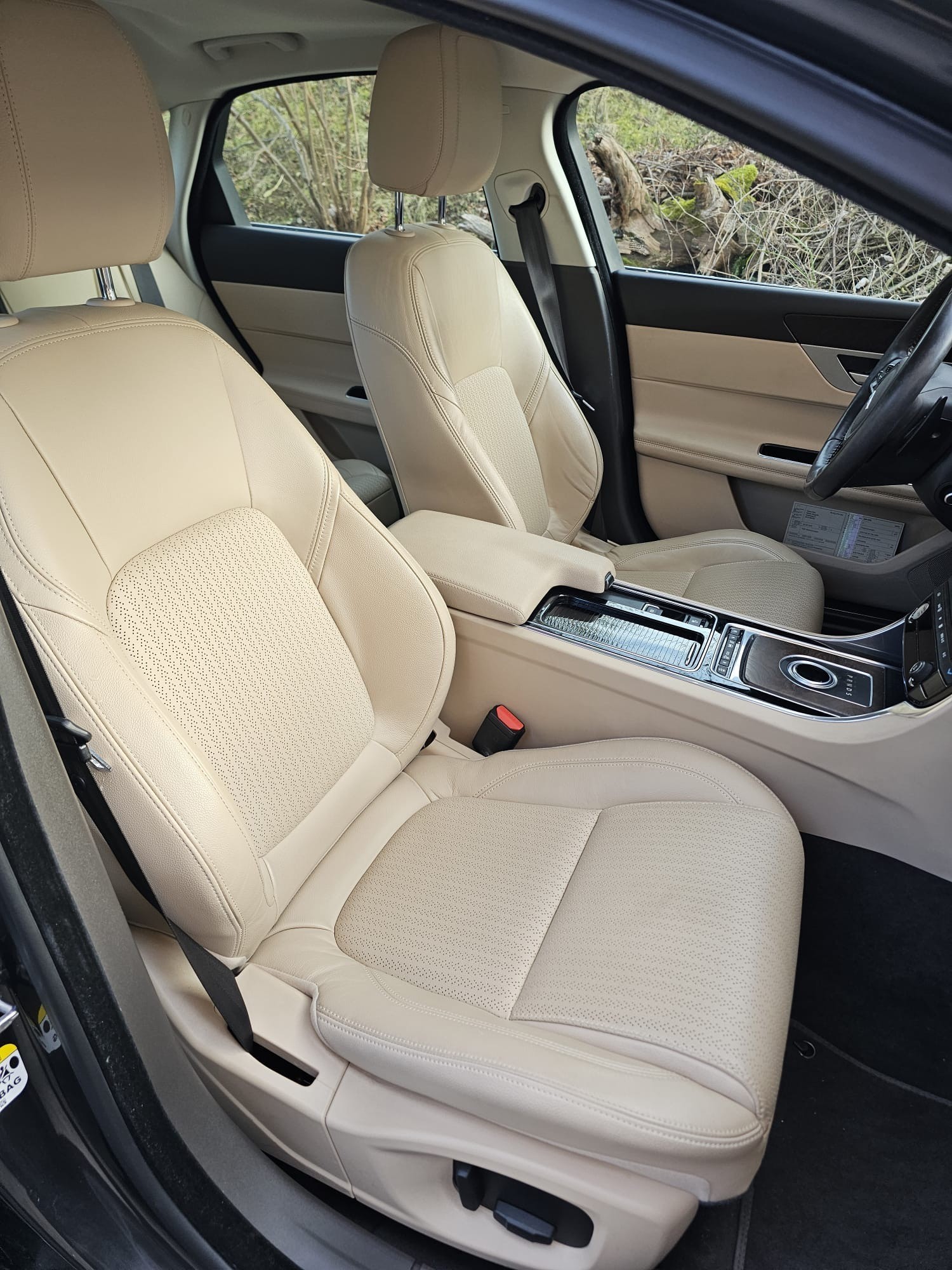 JAGUAR XF 35t Portfolio AWD-image-7