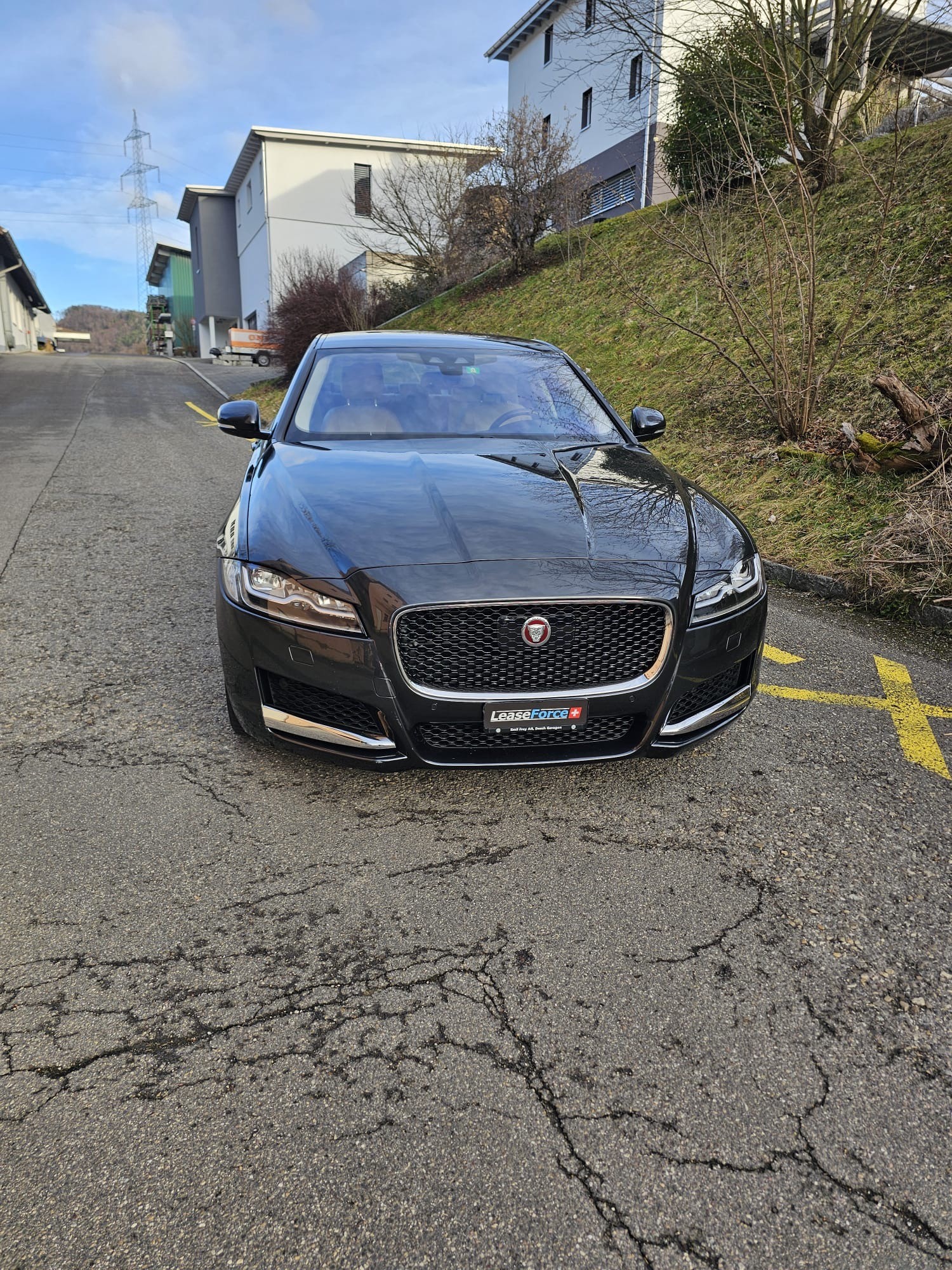 JAGUAR XF 35t Portfolio AWD-image-1