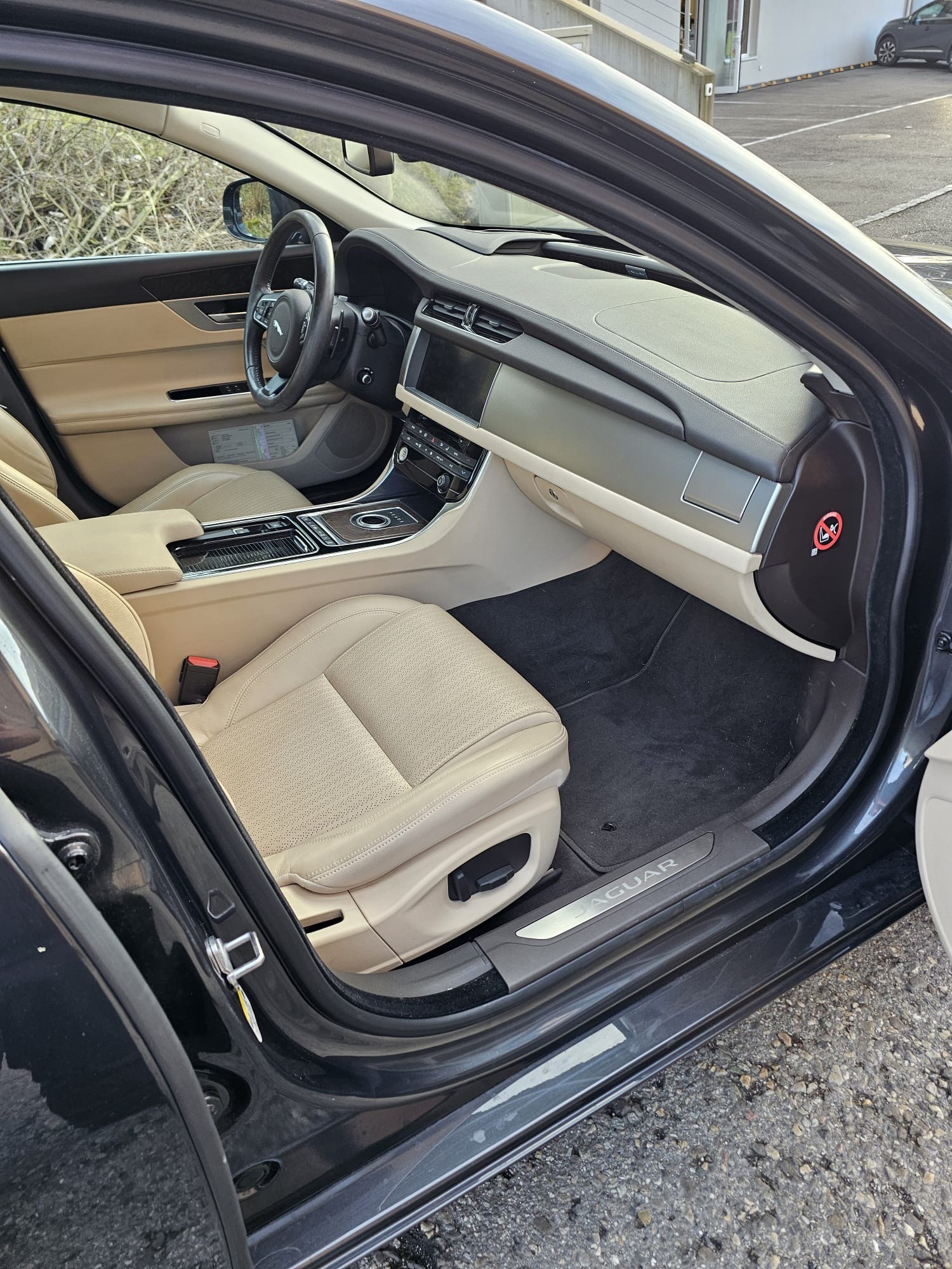 JAGUAR XF 35t Portfolio AWD-image-8