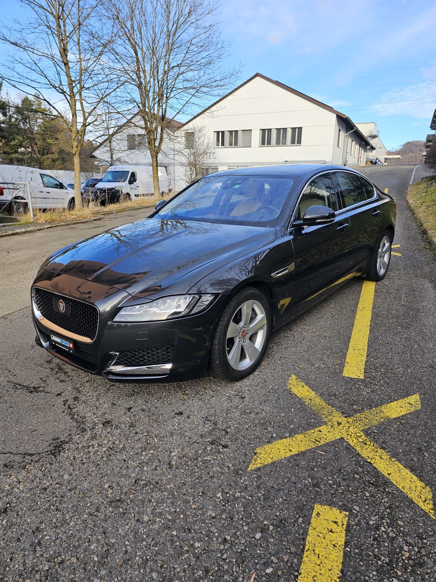 JAGUAR XF 35t Portfolio AWD-image-2