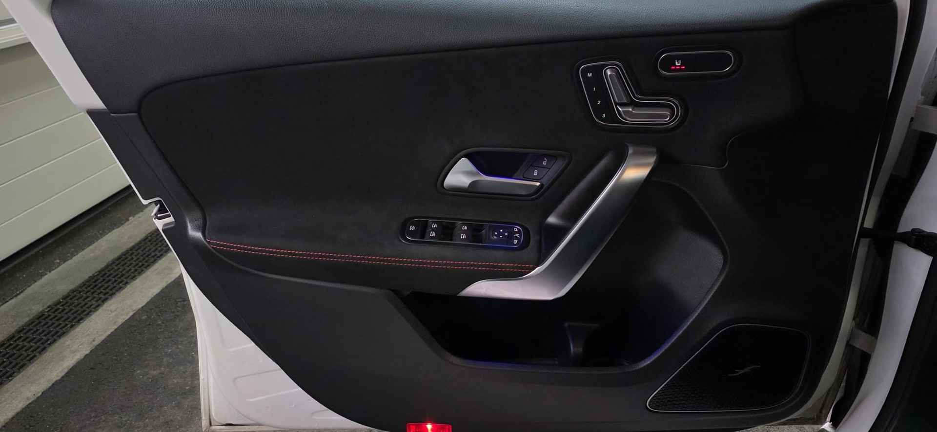 MERCEDES-BENZ A 220 d 4Matic AMG Line-image-15
