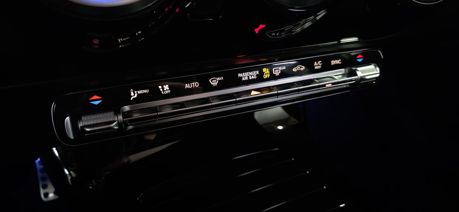 MERCEDES-BENZ A 220 d 4Matic AMG Line-image-16