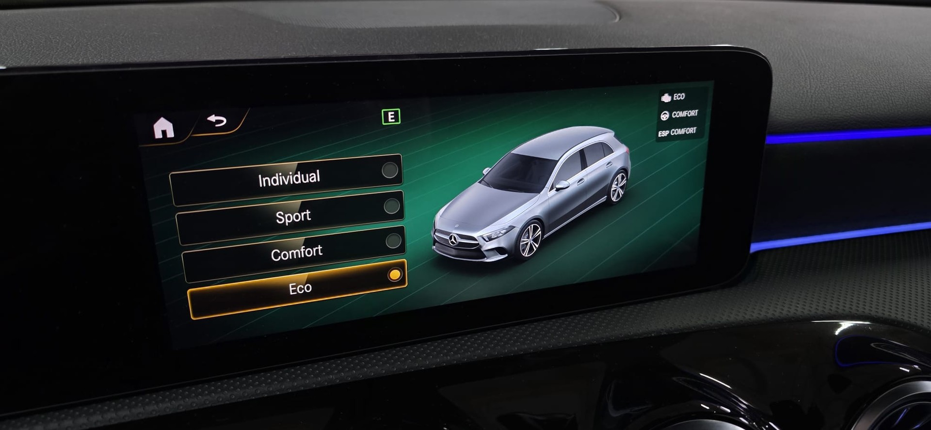 MERCEDES-BENZ A 220 d 4Matic AMG Line-image-21