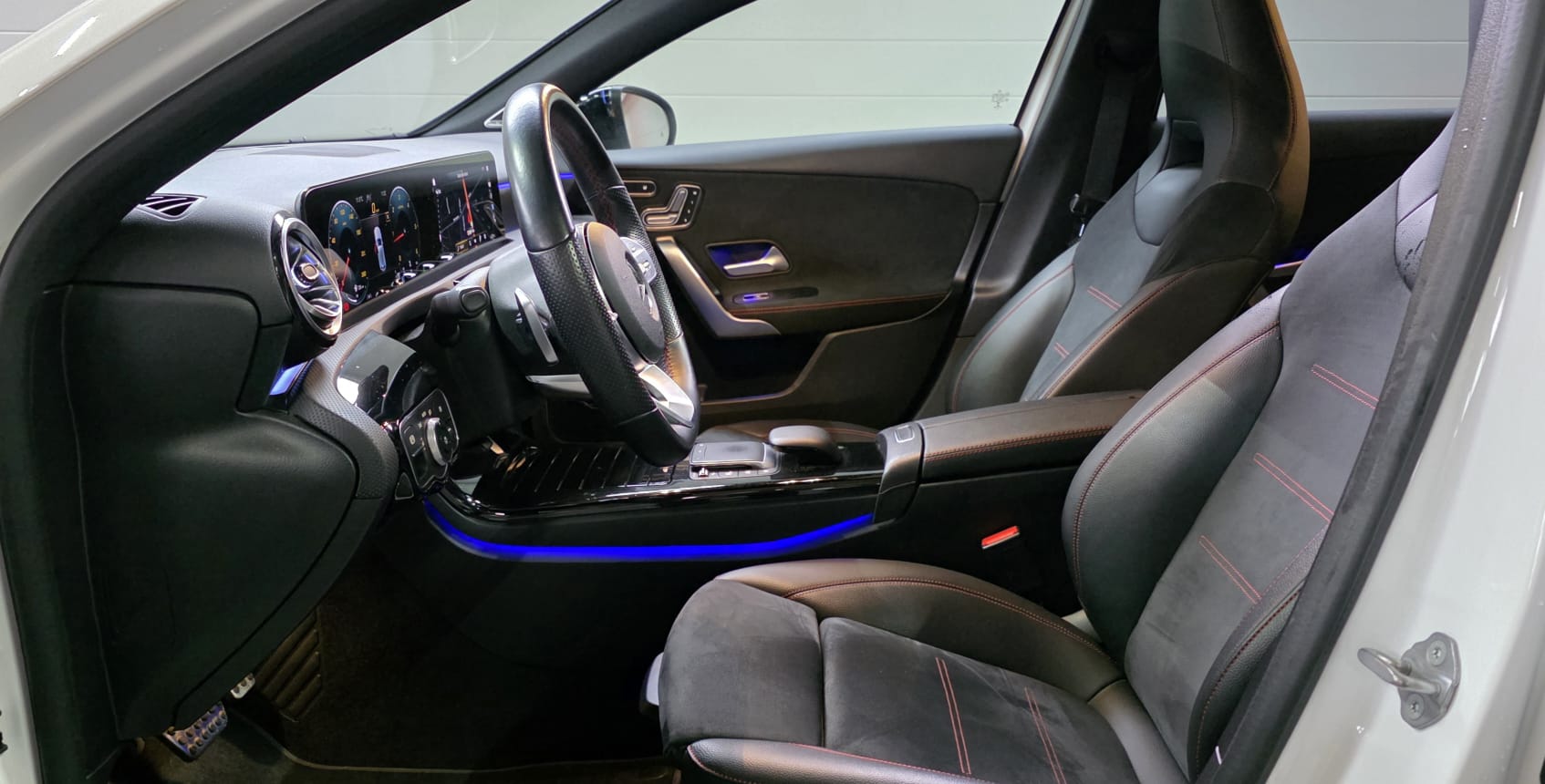 MERCEDES-BENZ A 220 d 4Matic AMG Line-image-8