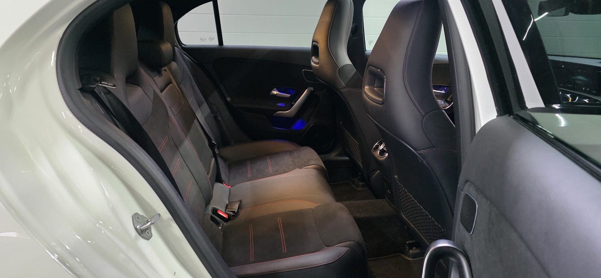 MERCEDES-BENZ A 220 d 4Matic AMG Line-image-25