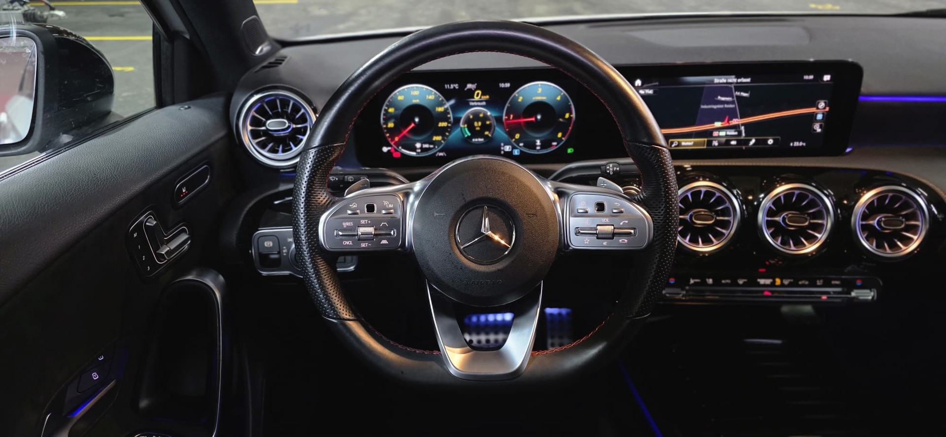 MERCEDES-BENZ A 220 d 4Matic AMG Line-image-11