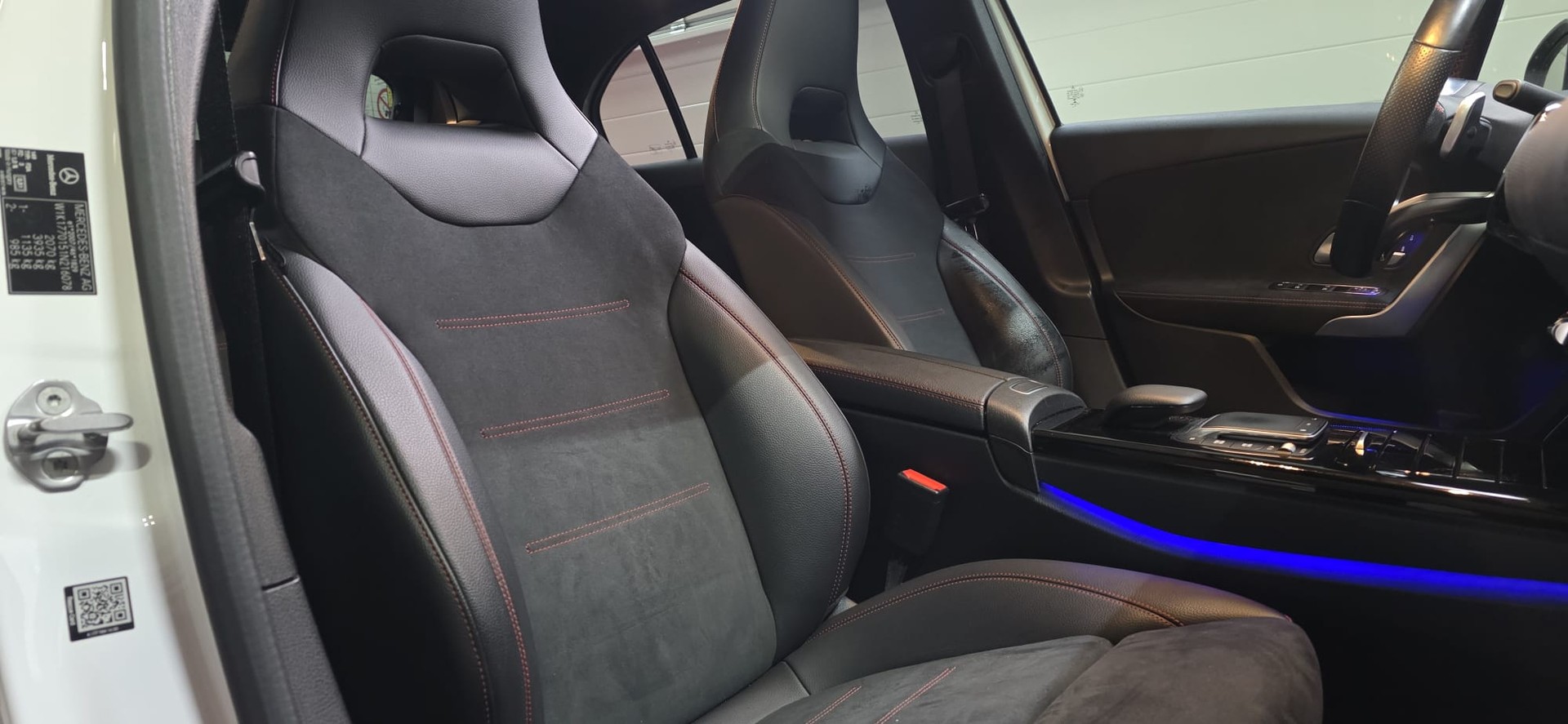 MERCEDES-BENZ A 220 d 4Matic AMG Line-image-24