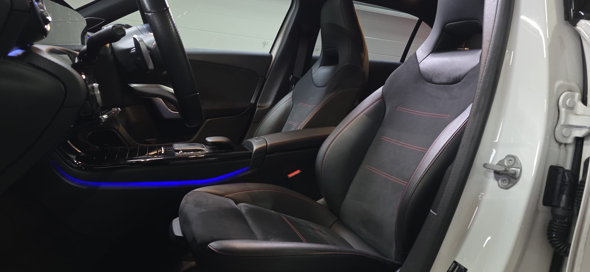MERCEDES-BENZ A 220 d 4Matic AMG Line-image-9