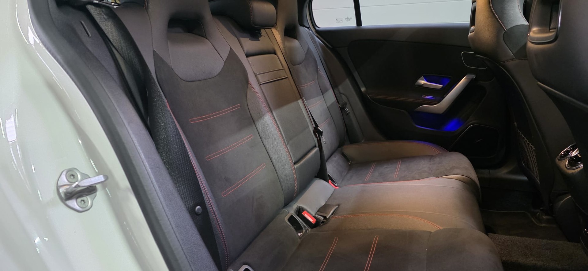 MERCEDES-BENZ A 220 d 4Matic AMG Line-image-26