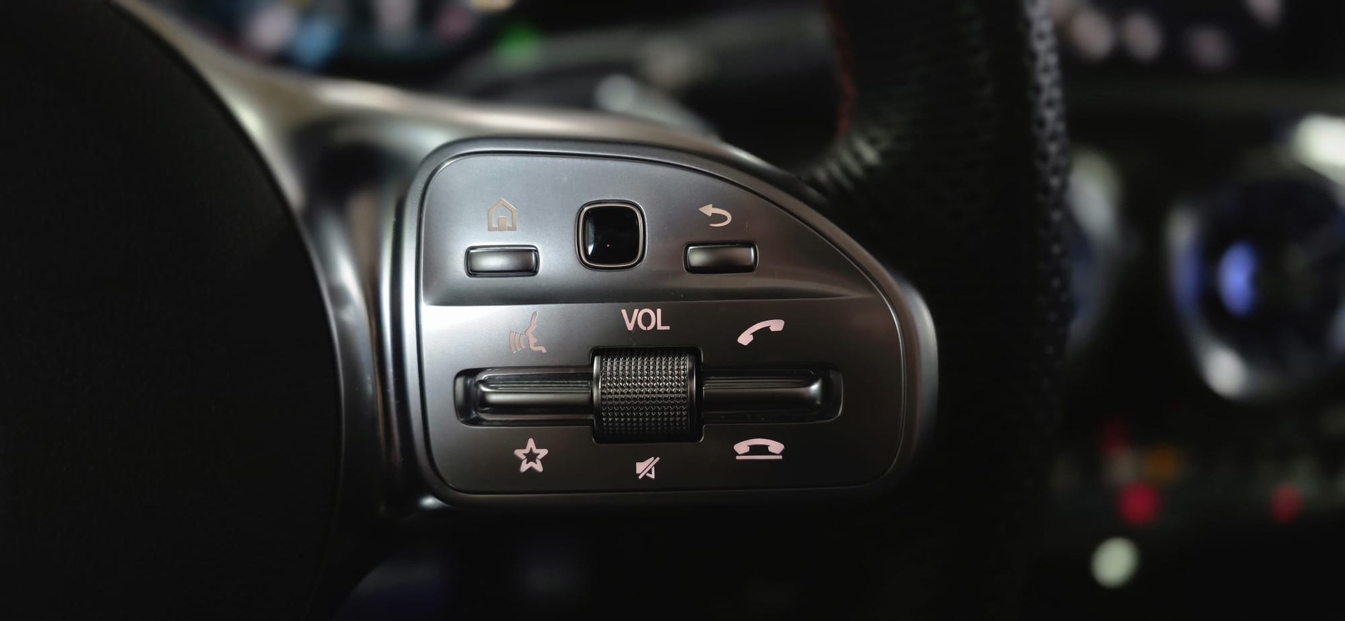 MERCEDES-BENZ A 220 d 4Matic AMG Line-image-12